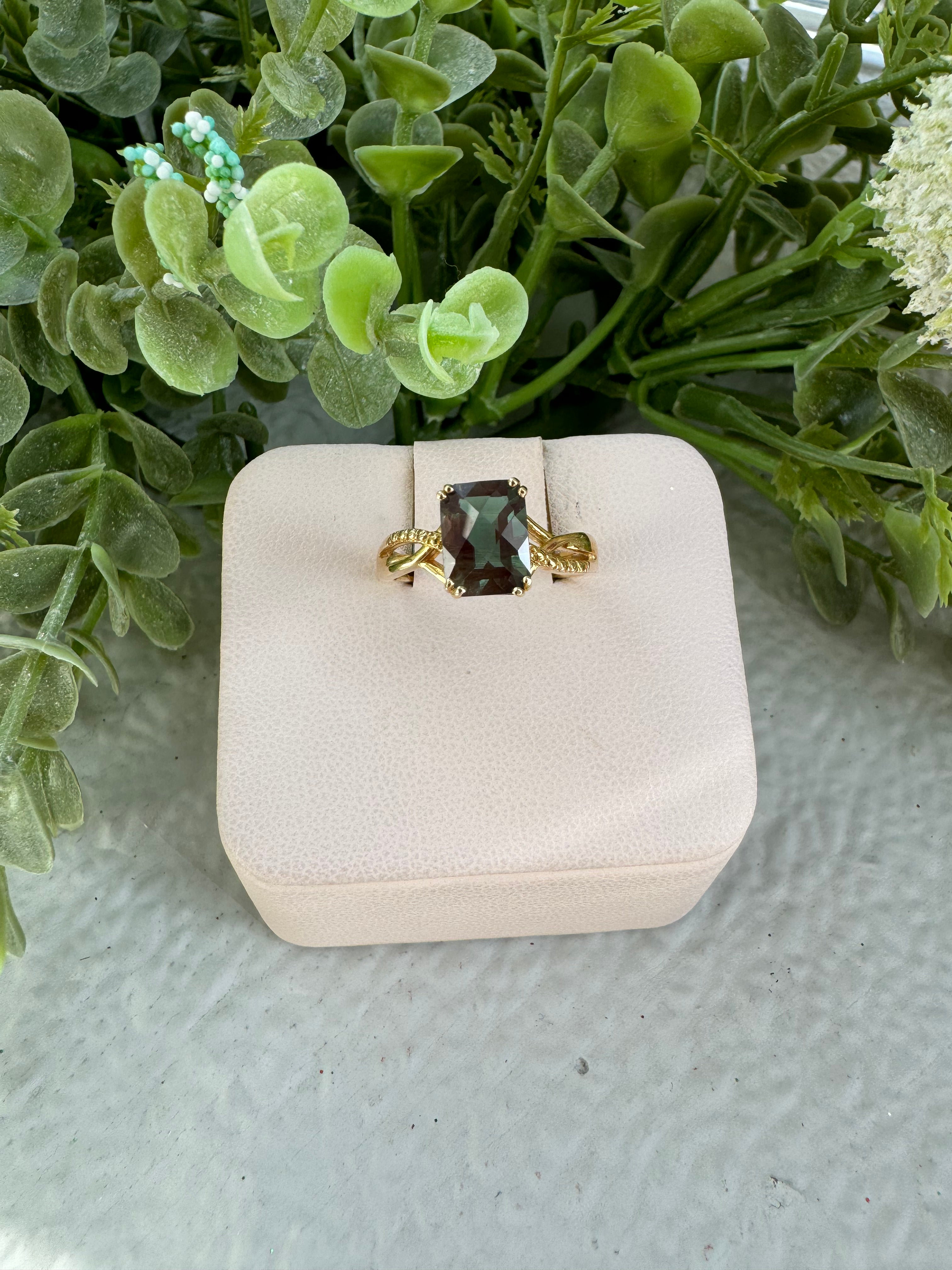 Color Changing Andesine Twist Ring – Unique Gemstone Jewelry for Women, Gift for Her – Perfect for Parties, Weddings & Special Occasions