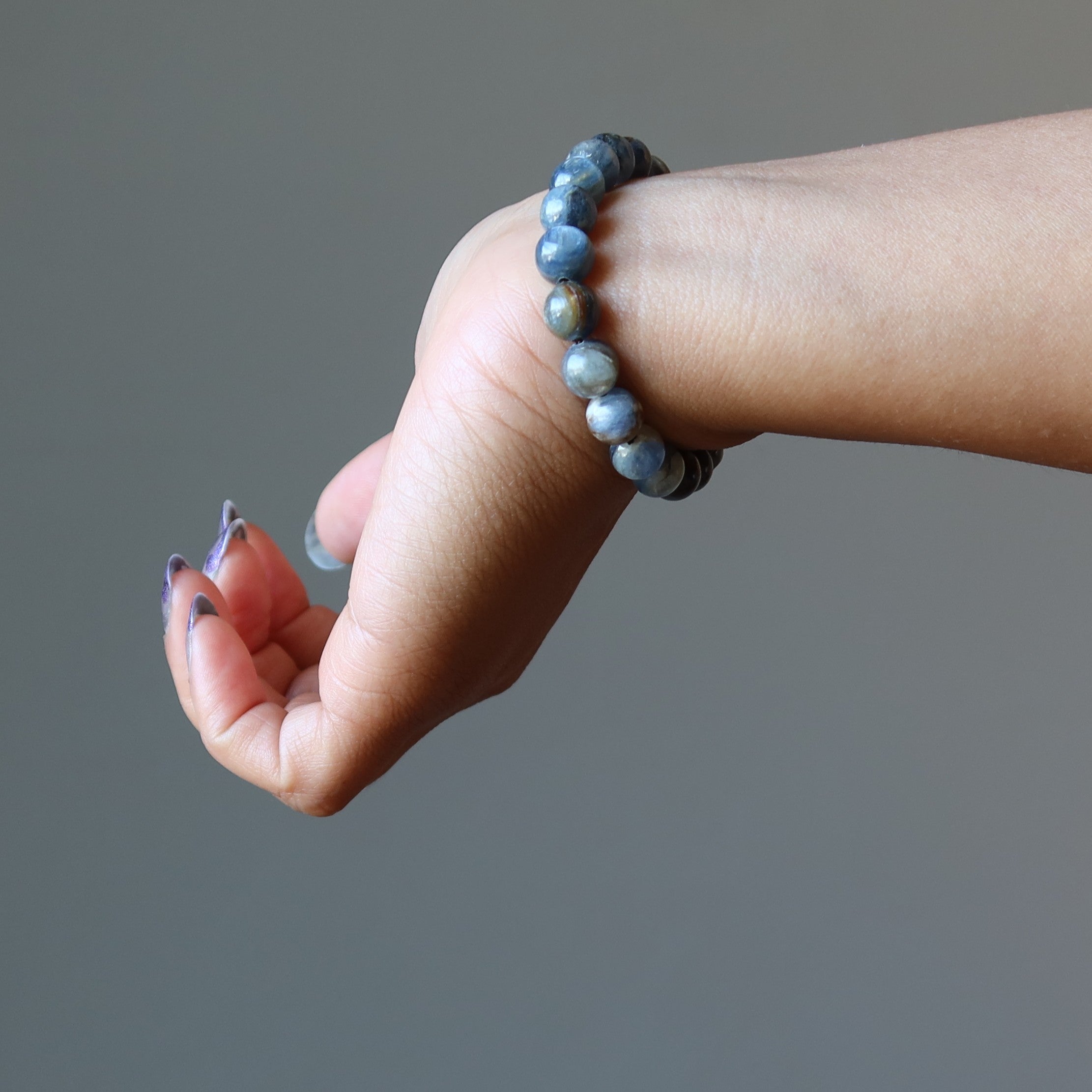 Kyanite Bracelet with Shimmering Blue Stones - Healing Crystal Jewelry for Stress Relief & Positive Energy - Perfect for Meditation, Yoga & Spiritual Gifts