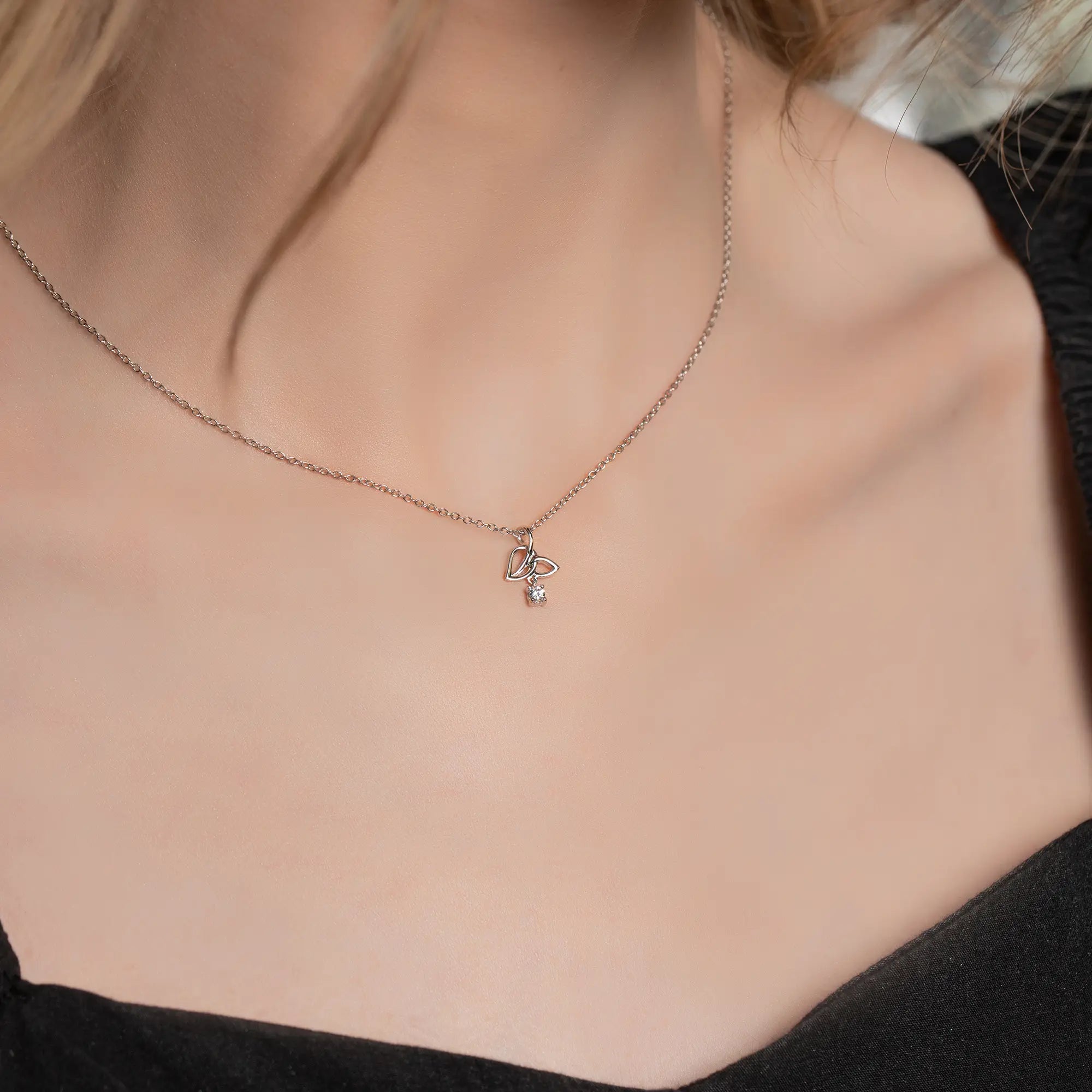 Elegant Small Flower Necklace for Women - Dainty Floral Pendant Jewelry - Perfect for Everyday Wear, Gift Giving & Special Occasions