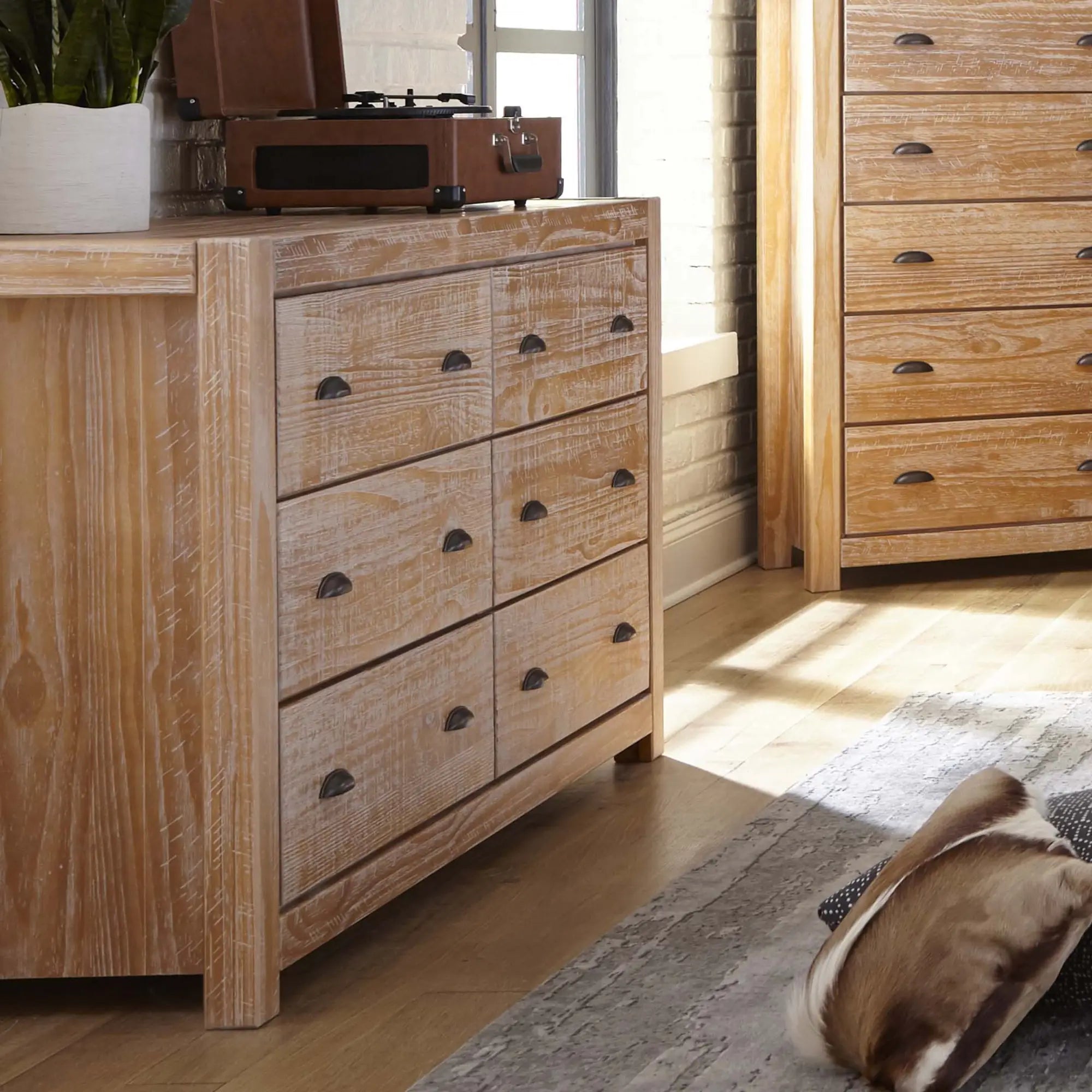 Montauk 5-Piece Bedroom Set - Queen Size Bed, Dresser, Nightstands & Mirror - Modern Farmhouse Furniture for Cozy Home Decor