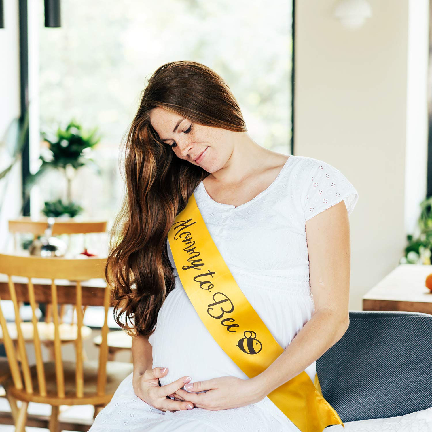 Mom to Be Sash & Corsage Pin Set - Baby Shower Decorations, Pregnancy Photo Props & Gender Reveal Supplies - Perfect for Maternity Dresses, Mommy to Be Gifts & Special Occasions