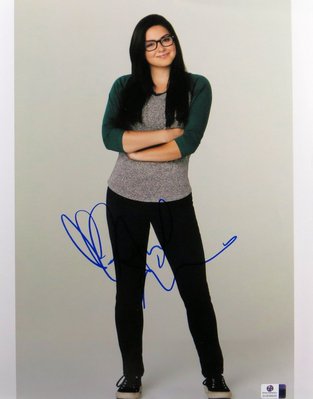 Ariel Winter Autographed 11x14 Photo - Modern Family Signed Memorabilia with Cute Arms Crossed Pose - Perfect for Fans, Collectors & Home Decor (GV838930)