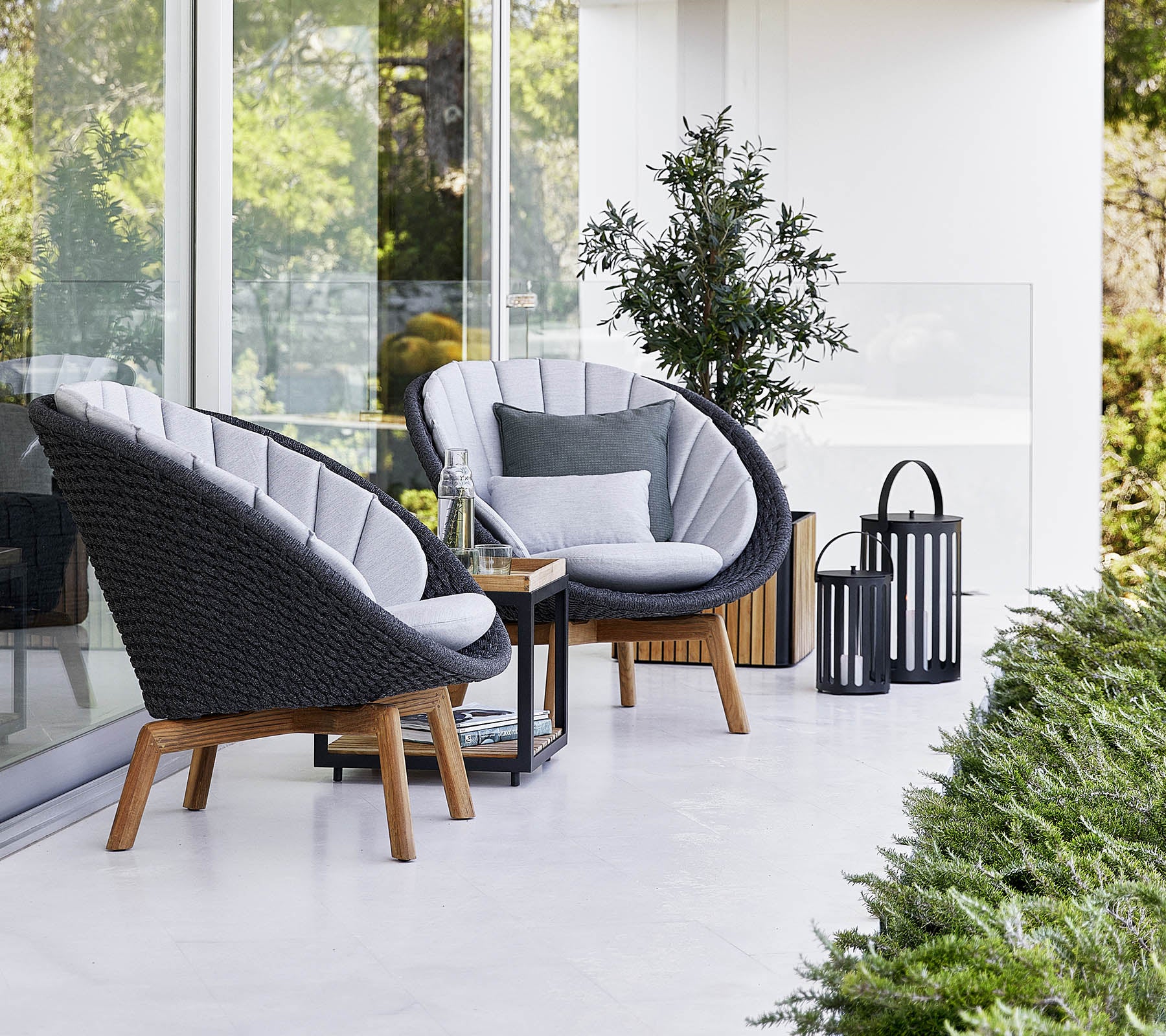 Stylish Peacock Lounge Chair - Modern Accent Chair for Living Room, Bedroom & Patio - Comfortable Relaxation & Home Decor