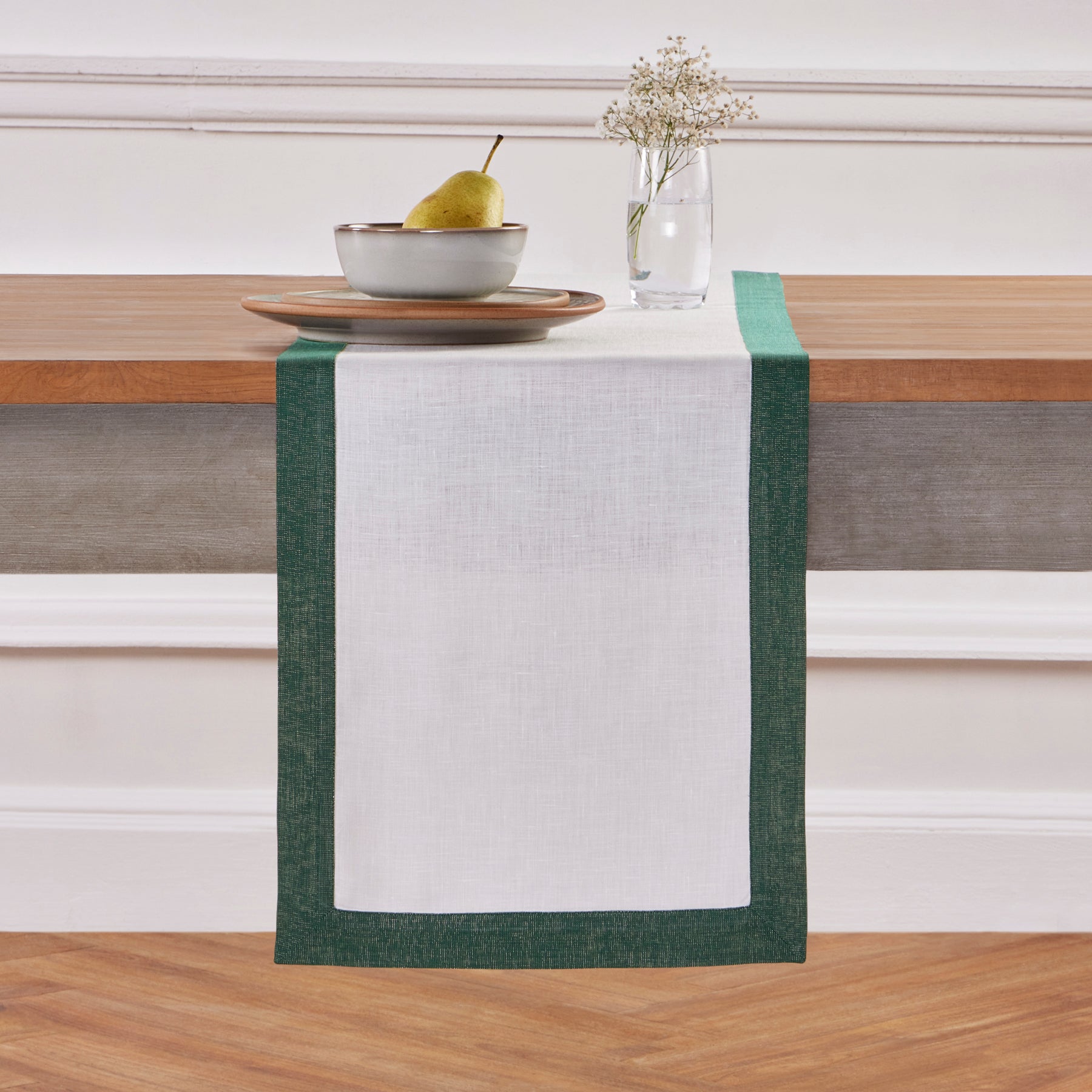 Elegant Festive Edge Table Runner for Holiday Dining - Perfect for Christmas, Thanksgiving, and Special Occasions