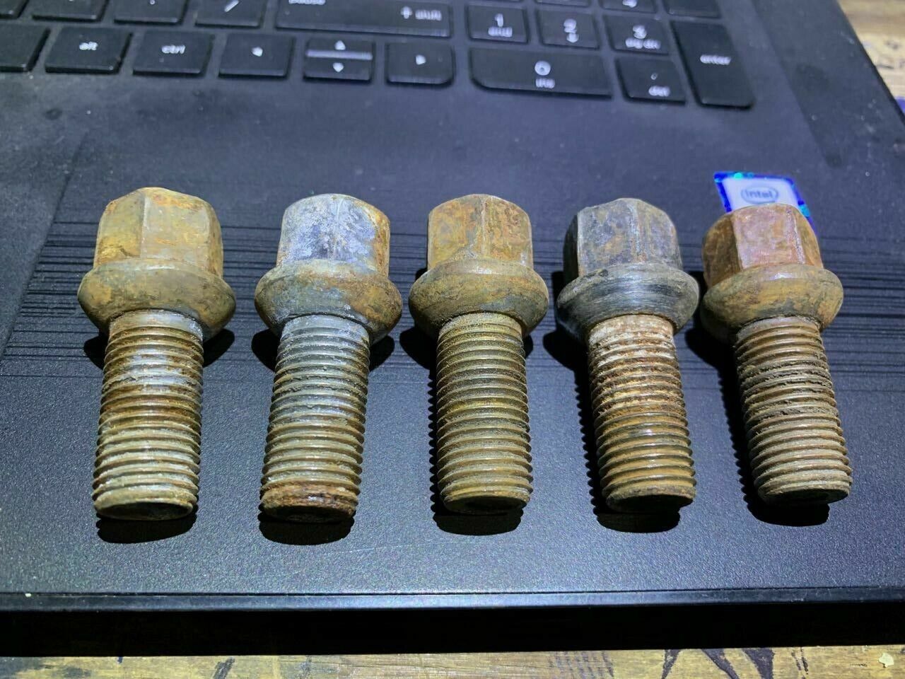Original VW Passat Wheel Lug Nut Bolt Kit (2000-2005) - OEM D23 - 5-Piece Set for Secure Wheel Installation - Perfect for Road Trips & Daily Commuting