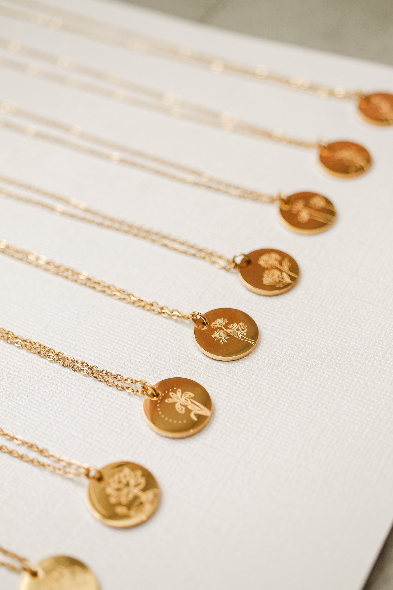 Gold Birth Flower Necklace - Personalized Floral Jewelry Gift for Women - Perfect for Birthdays, Anniversaries & Mother's Day