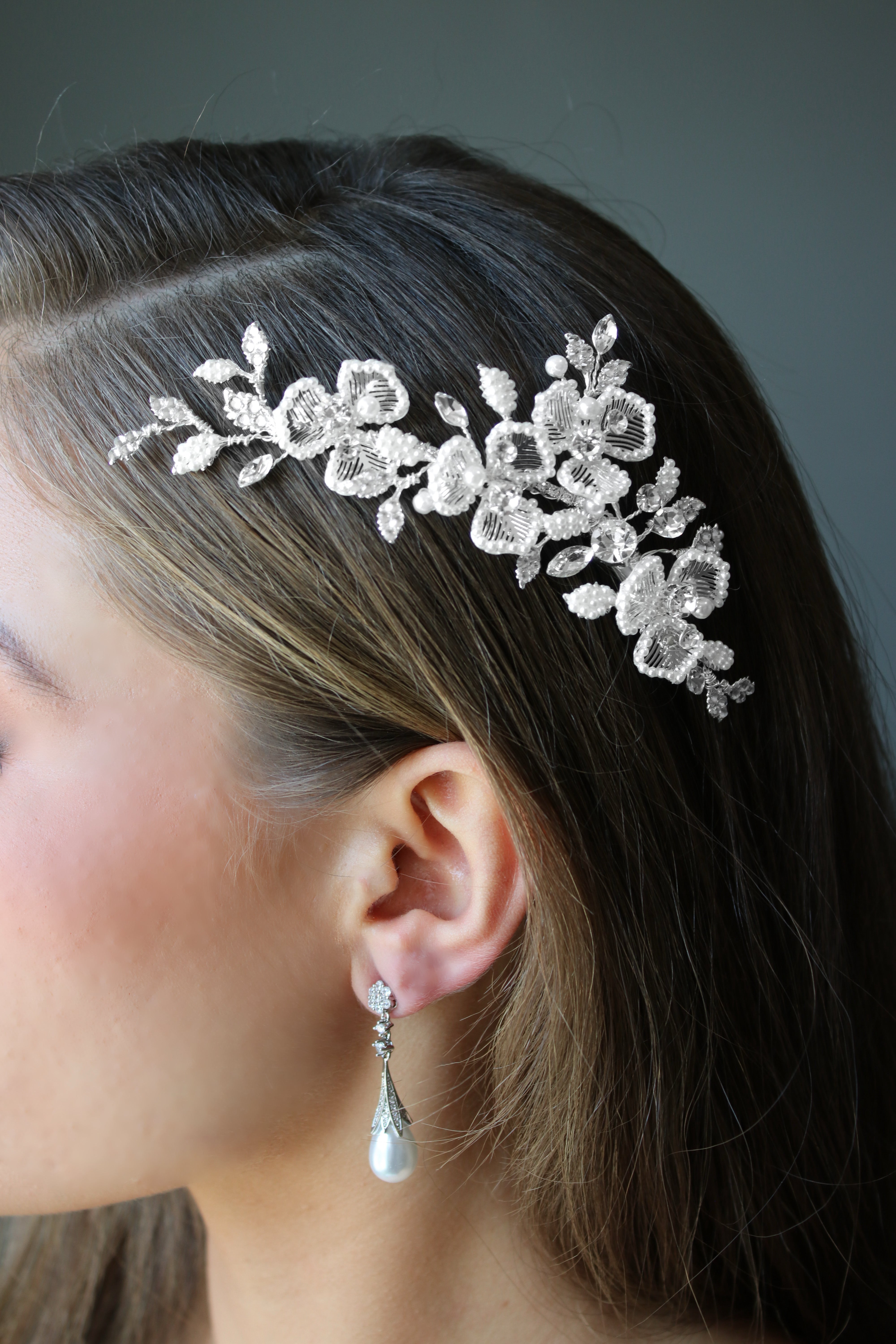 HANNAH Floral and Pearl Hair Clip for Women - Elegant Bridal Hair Accessories for Weddings, Prom, Parties & Special Occasions