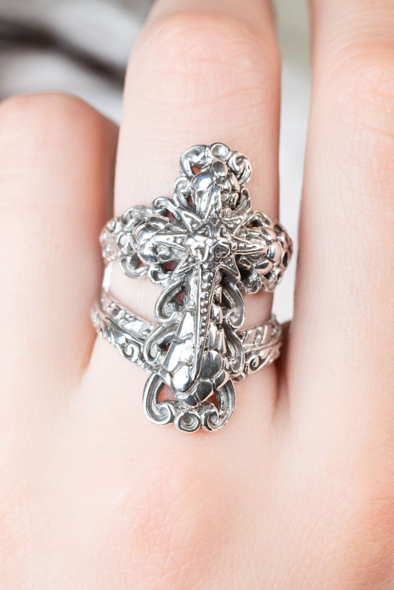 Cyrus Ring™ - Elegant Watermark Design Stainless Steel Ring for Men & Women | Perfect for Weddings, Engagements, and Everyday Fashion Jewelry