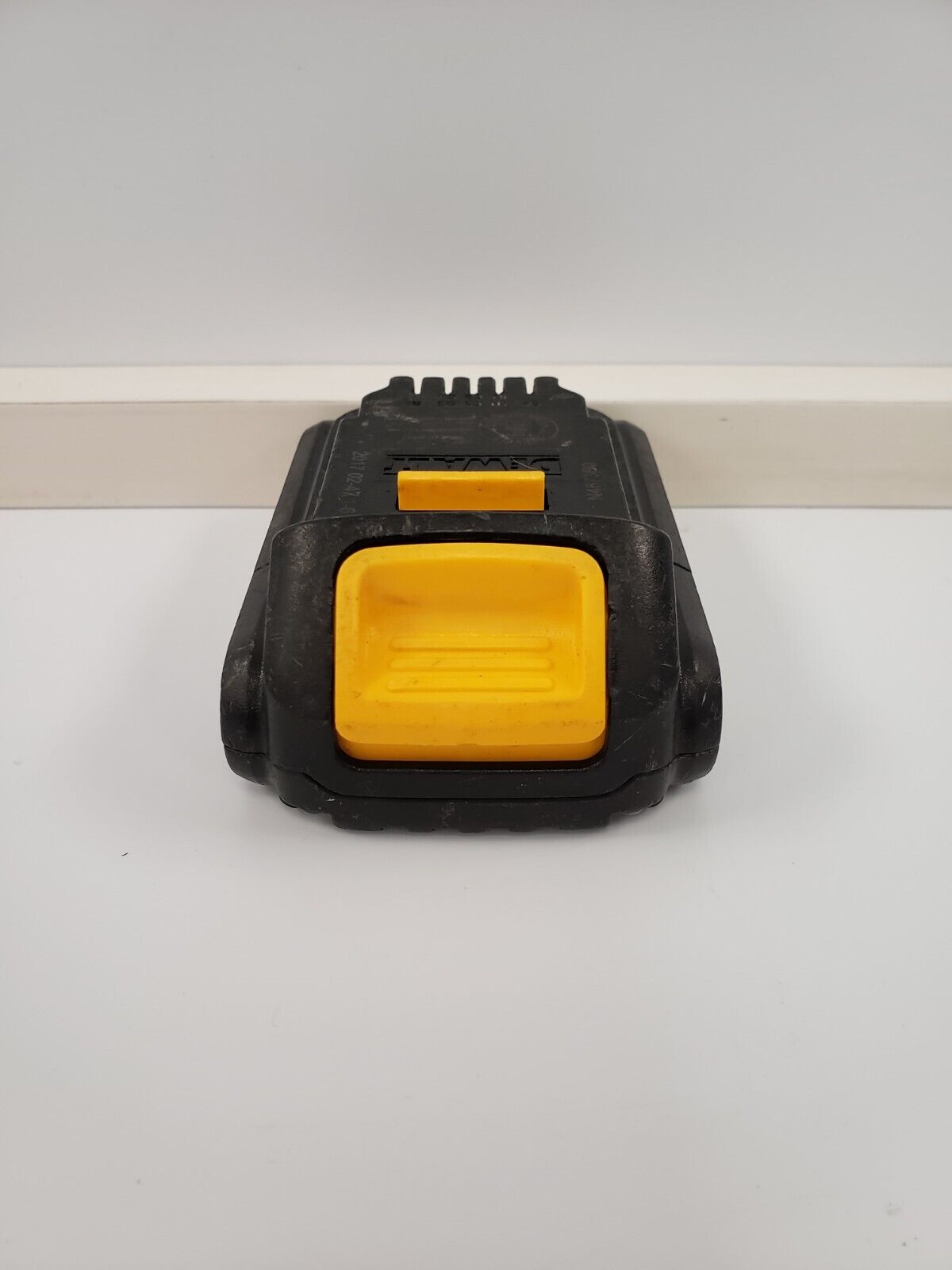 DEWALT DCB201 20V MAX Lithium-Ion Battery Pack - Compatible with DEWALT 20V Tools - Perfect for Drills, Saws & Power Tools - Home Improvement & Construction Use
