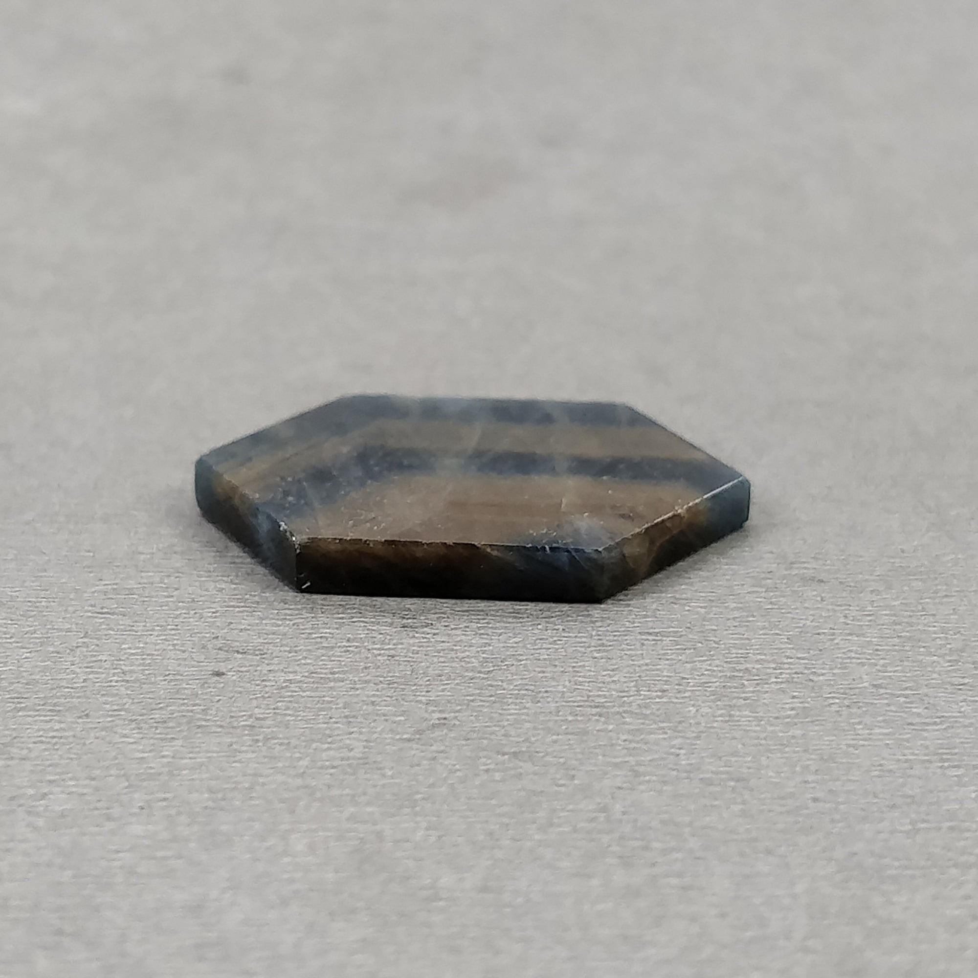 Natural Untreated Golden Brown Bi-Color Sapphire Hexagon Slice - 36.15cts, 26x31mm Flat Gemstone for Jewelry Making, Wire Wrapping & Mineral Collection (Ideal for Pendants, Earrings & DIY Craft Projects)