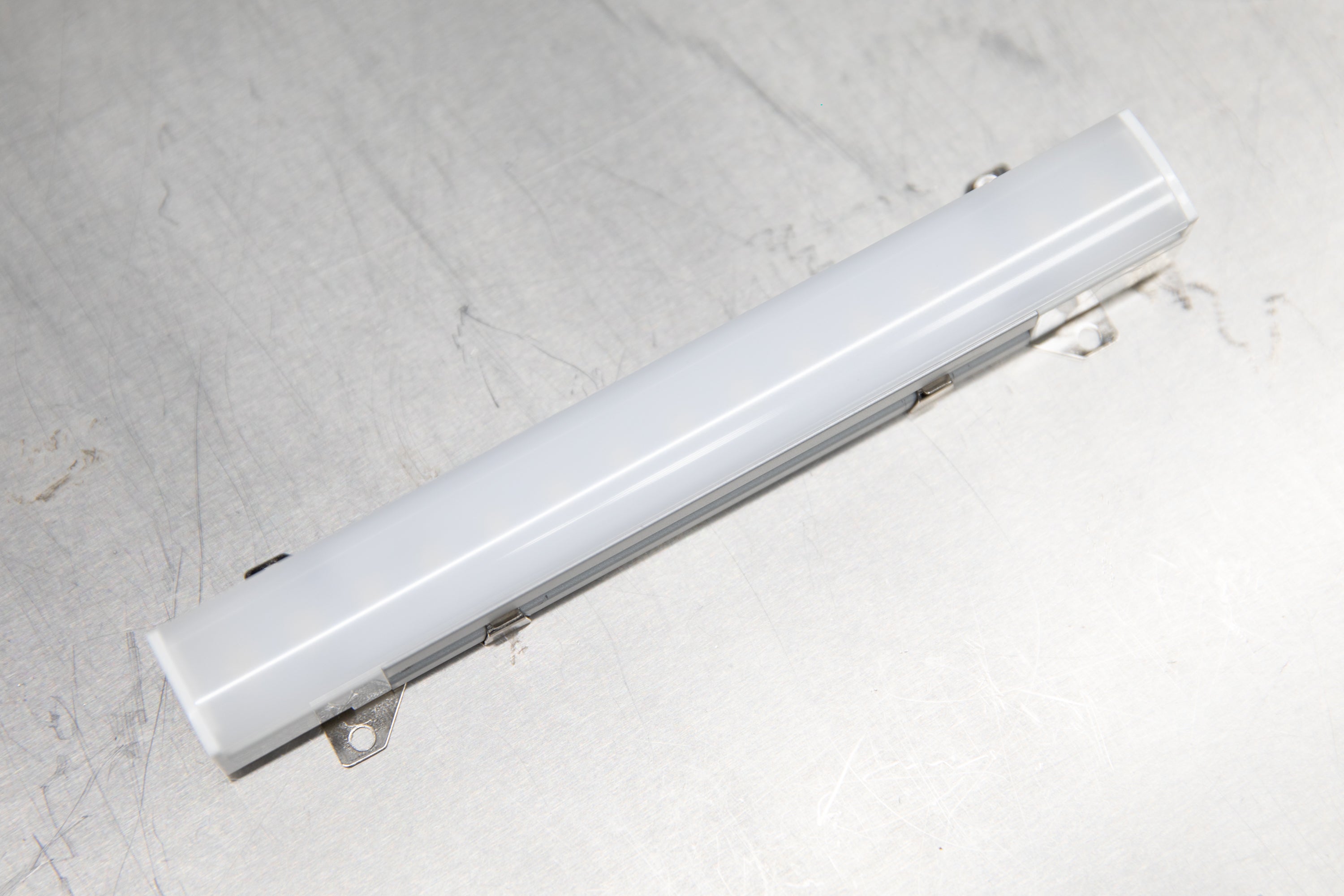 Under Cabinet Light Mounting Clips - Heavy Duty Metal Brackets for LED Strip Lights, Easy Installation, Secure Hold - Perfect for Kitchen, Garage, and Shelf Lighting