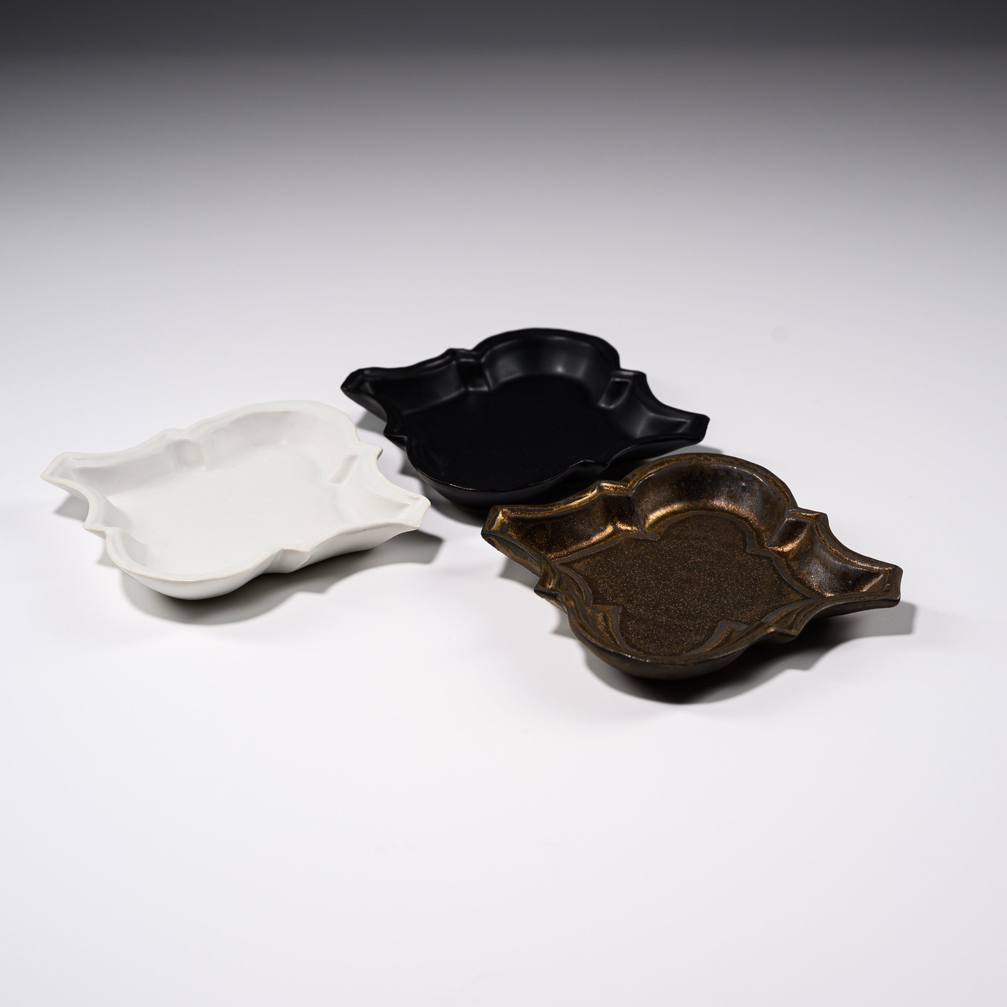 Handmade Usukiyaki Small Dish - Arabesque Design Japanese Ceramic Appetizer Plate for Sushi, Soy Sauce, and Condiments