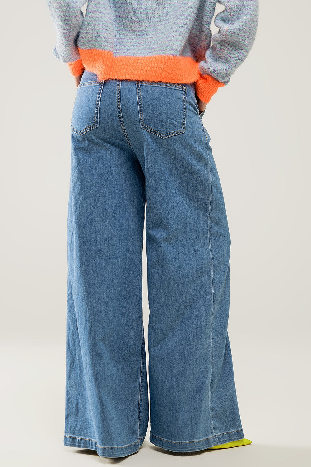 Extra Wide Pleated Jeans in Light Wash - Perfect for Casual Outfits and Everyday Wear