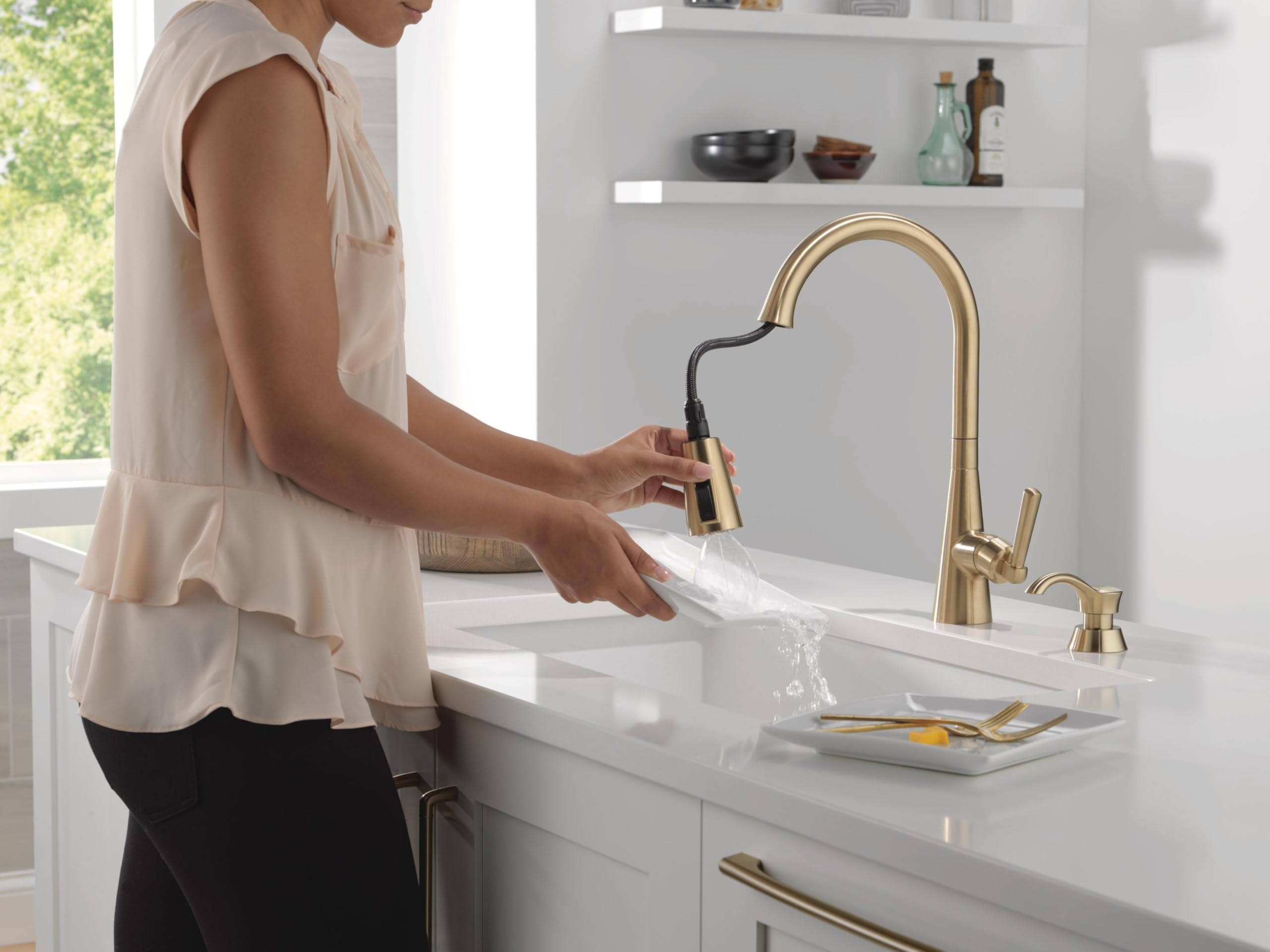 Delta Faucet Boyd Single-Handle Pull-Down Kitchen Faucet with Soap Dispenser & Magnetic Docking Spray Head - Champagne Bronze (19893Z-CZSD-DST) - Perfect for Modern Kitchens, Restaurants & Commercial Use