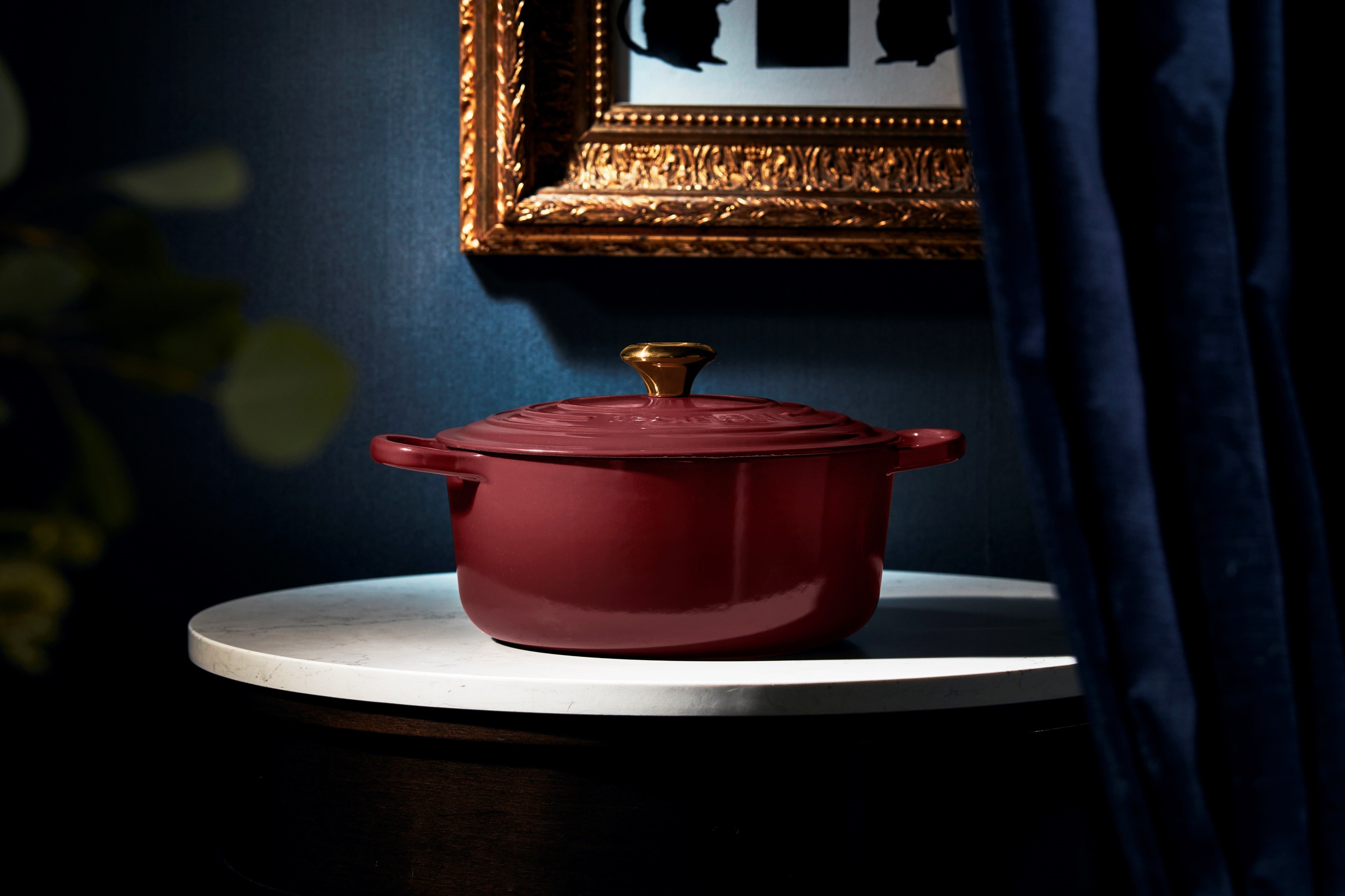 Le Creuset 5.5 Quart Round Dutch Oven - Enameled Cast Iron Cookware for Braising, Stewing & Baking - Perfect for Soups, Casseroles & Bread Making