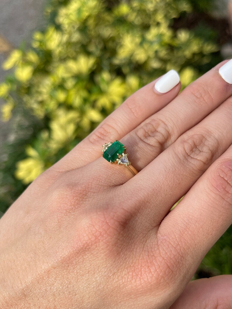 3.05 Carat Total Weight (TCW) 18K Gold Vintage Three Stone Emerald & Trillion Cut Diamond Ring for Engagement, Wedding, Anniversary & Special Occasions
