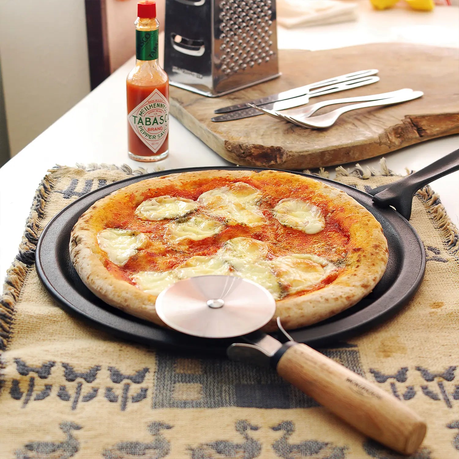 Premium Iwachu Induction Cast Iron Pizza Pan – 12 Inch Non-Stick Skillet for Perfect Homemade Pizza, Baking & Roasting – Ideal for Oven, Stovetop & Camping Cooking