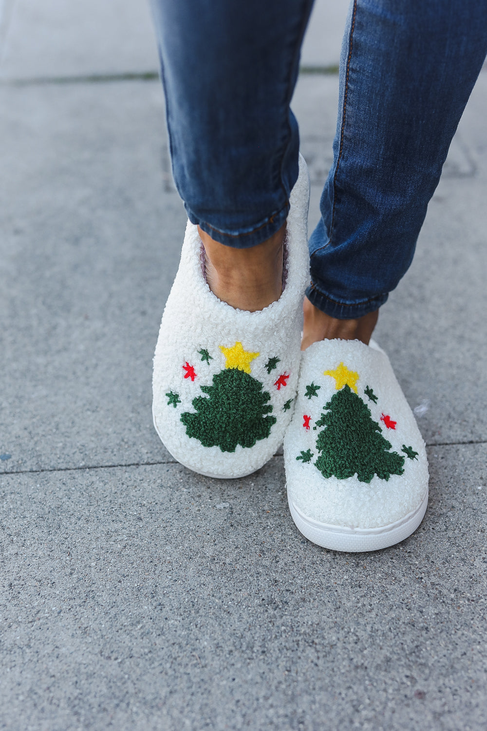 Cozy Christmas Tree Print Fleece Slippers for Women - Warm Holiday House Shoes with Non-Slip Sole - Perfect for Winter Indoor Comfort & Gift Giving