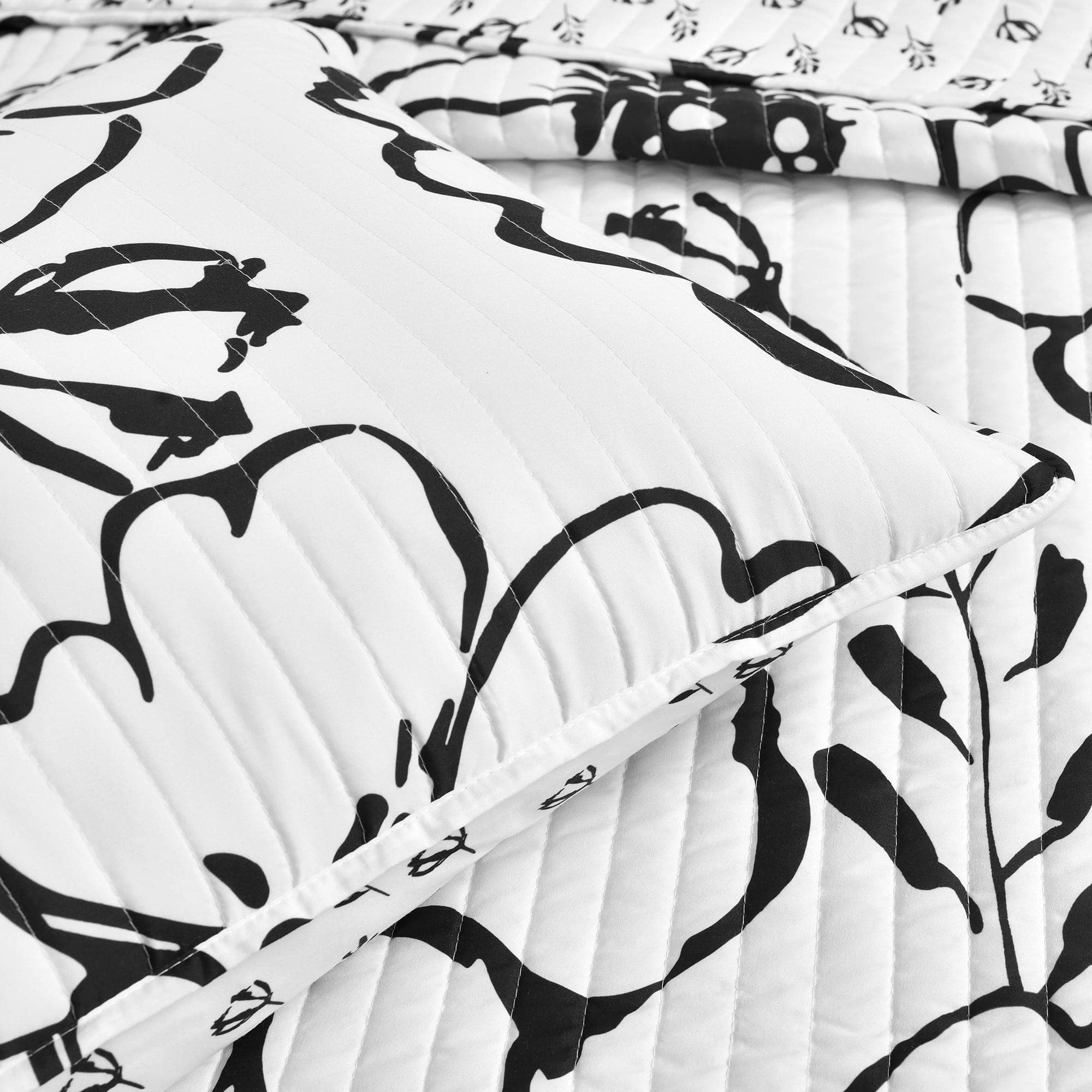 Scandinavian Floral Quilt 3 Piece Set - Soft Cotton Bedding Set with Duvet Cover, Pillow Shams & Sheet - Perfect for Master Bedroom, Guest Room & Cozy Home Decor