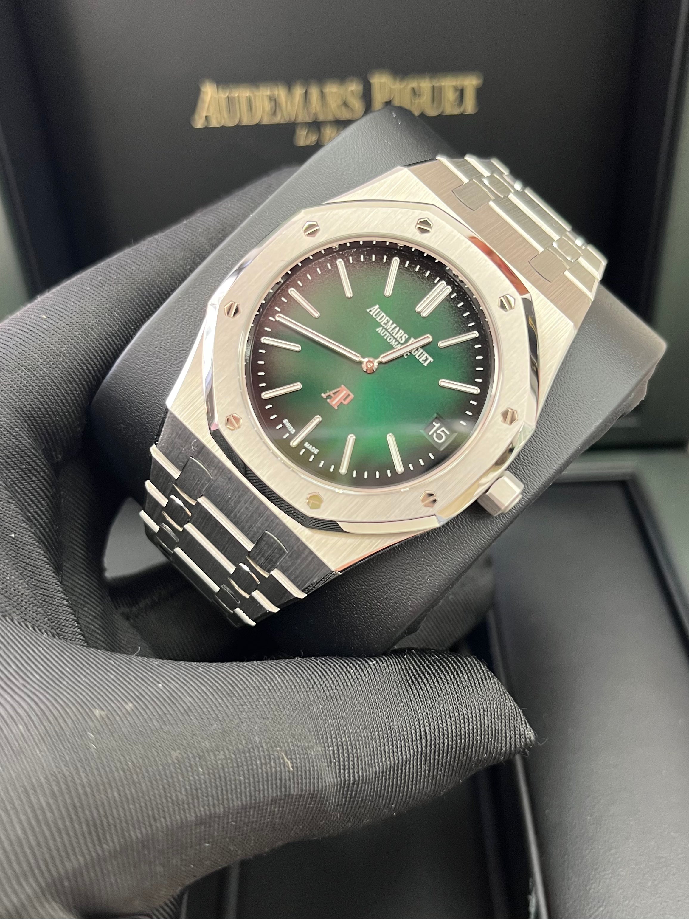 Audemars Piguet Royal Oak Jumbo Extra Thin 15202PT.OO.1240PT.01 Platinum Men's Watch - Luxury Dress Watch for Business & Formal Occasions