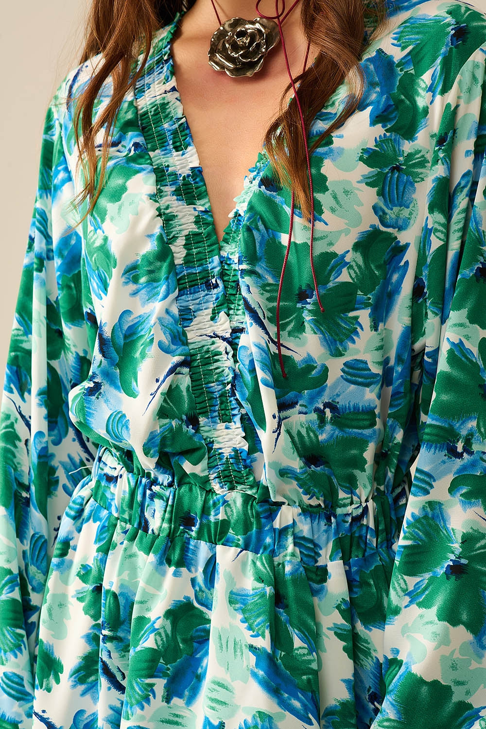 Women's Short Robe with Wide V-Neck Collar & Floral Print - Perfect for Loungewear, Spa Days, and Relaxing at Home