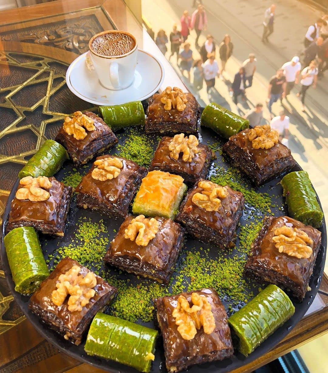 Hafiz Mustafa 1864 Istanbul Baklava Pastry Gift Box - Authentic Turkish Baklava Dessert with Fresh Phyllo Dough, Pistachios, Hazelnuts & Walnuts - Perfect for Birthday, Christmas Gifts, Parties & Holiday Treats