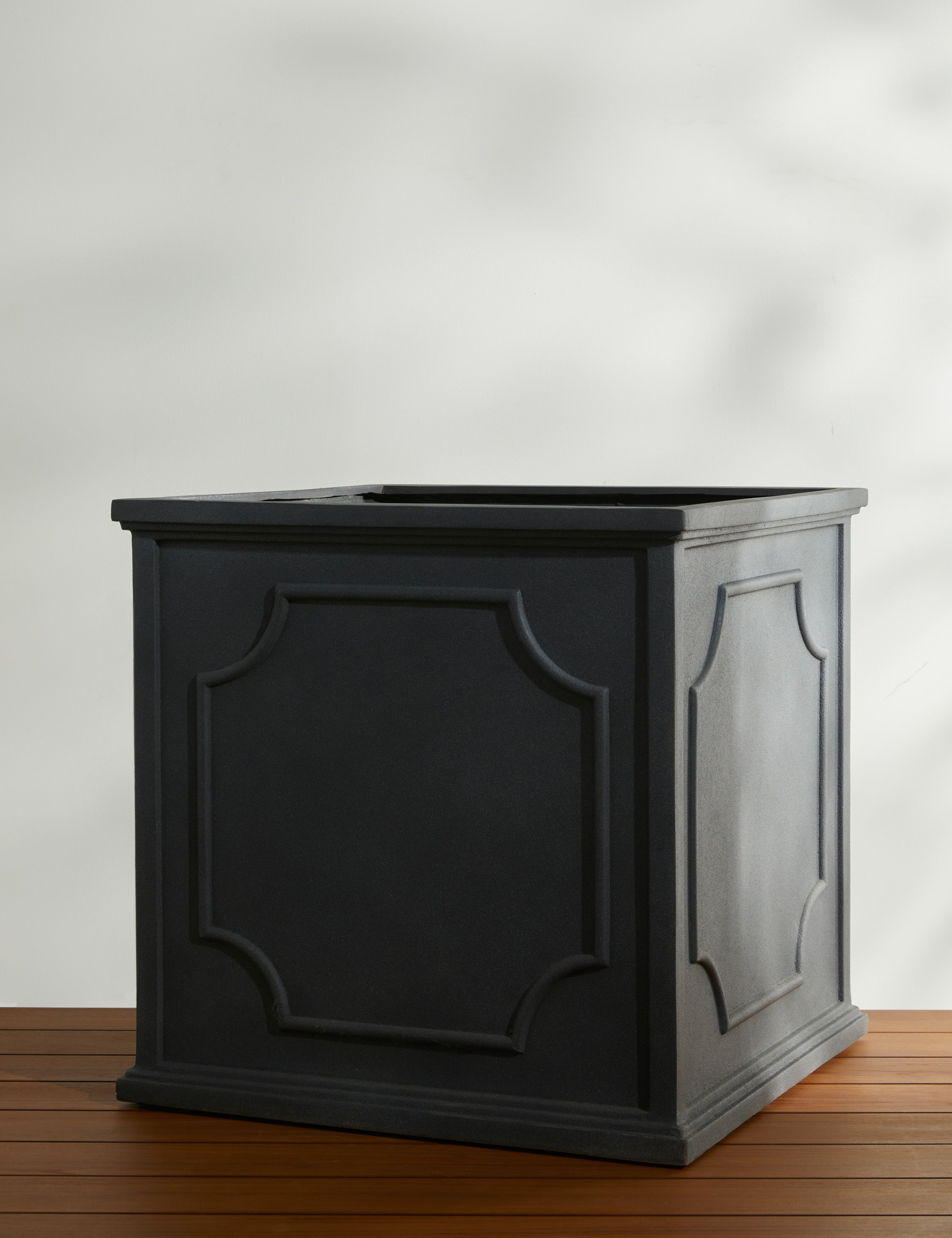 Campania International Cumberland Planter - Elegant Outdoor Garden Planter for Flowers, Plants & Herbs - Perfect for Patio, Deck & Landscaping Decor