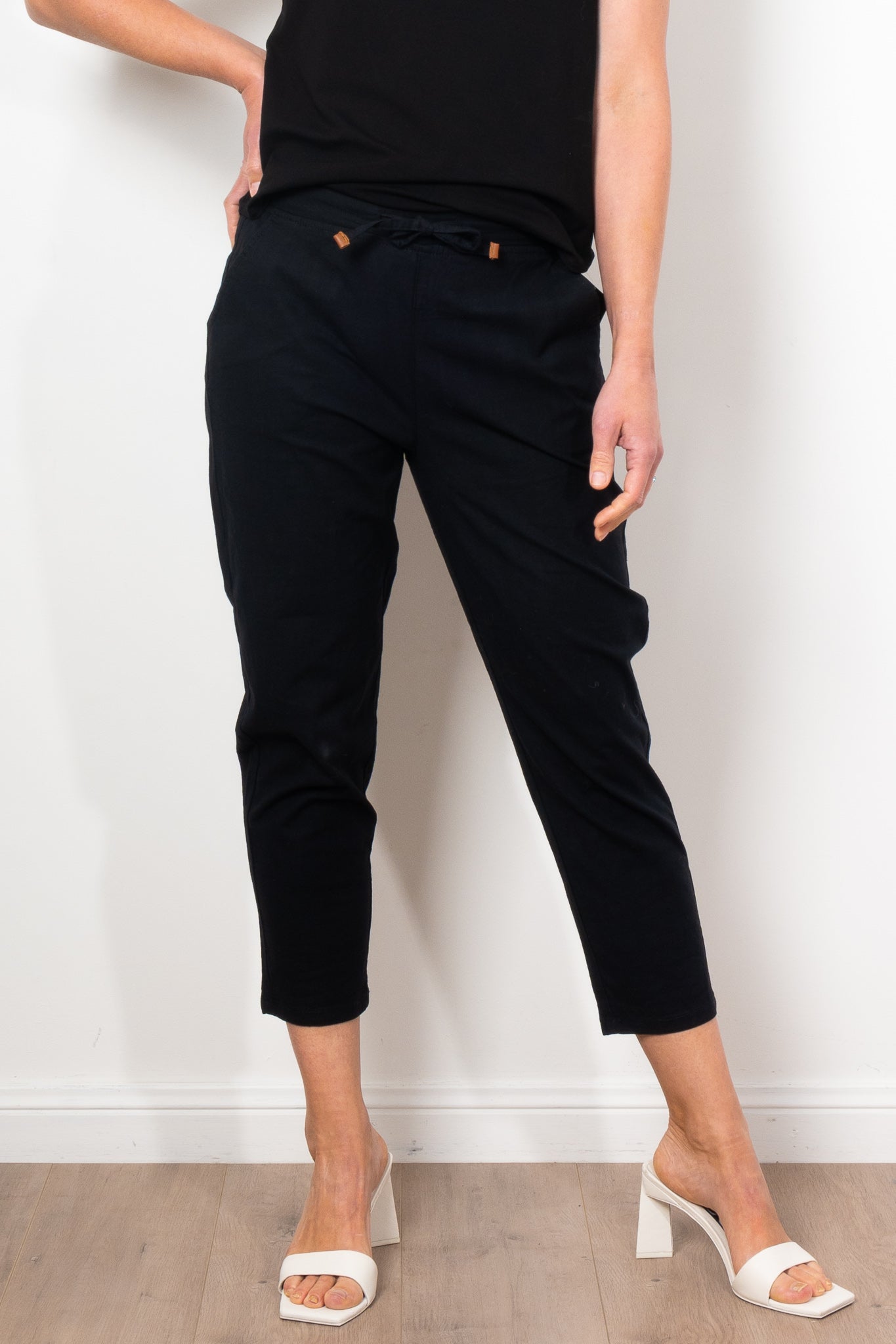 Vassalli Women's 7/8 Length Skinny Stretch Lightweight Pants for Work, Travel & Everyday Comfort
