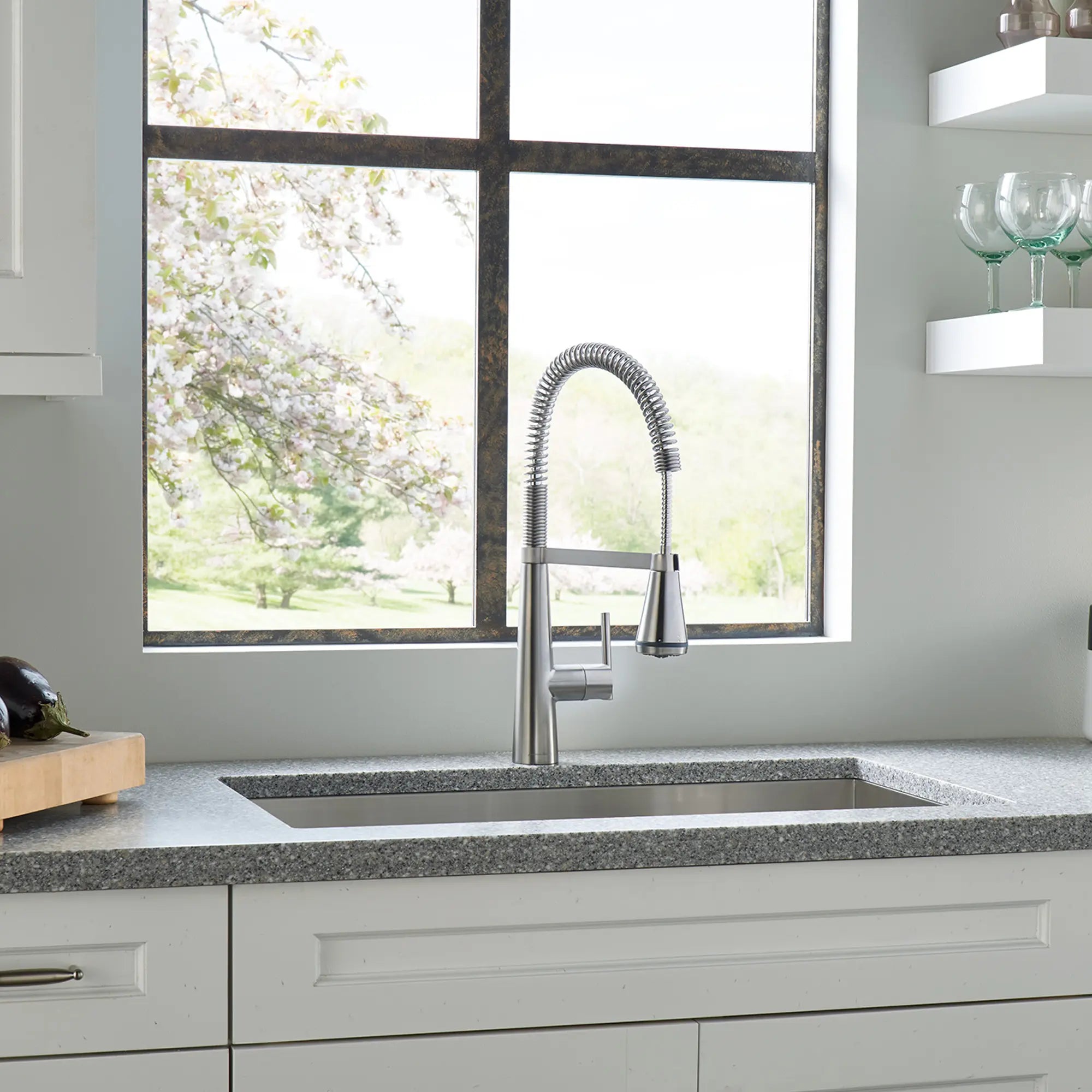 Edgewater® Single Handle Semi Pro Multi Spray Kitchen Faucet - 1.5 GPM/5.7 LPM - High Arc Pull Down Sprayer for Modern Kitchens, Dishwashing & Food Prep