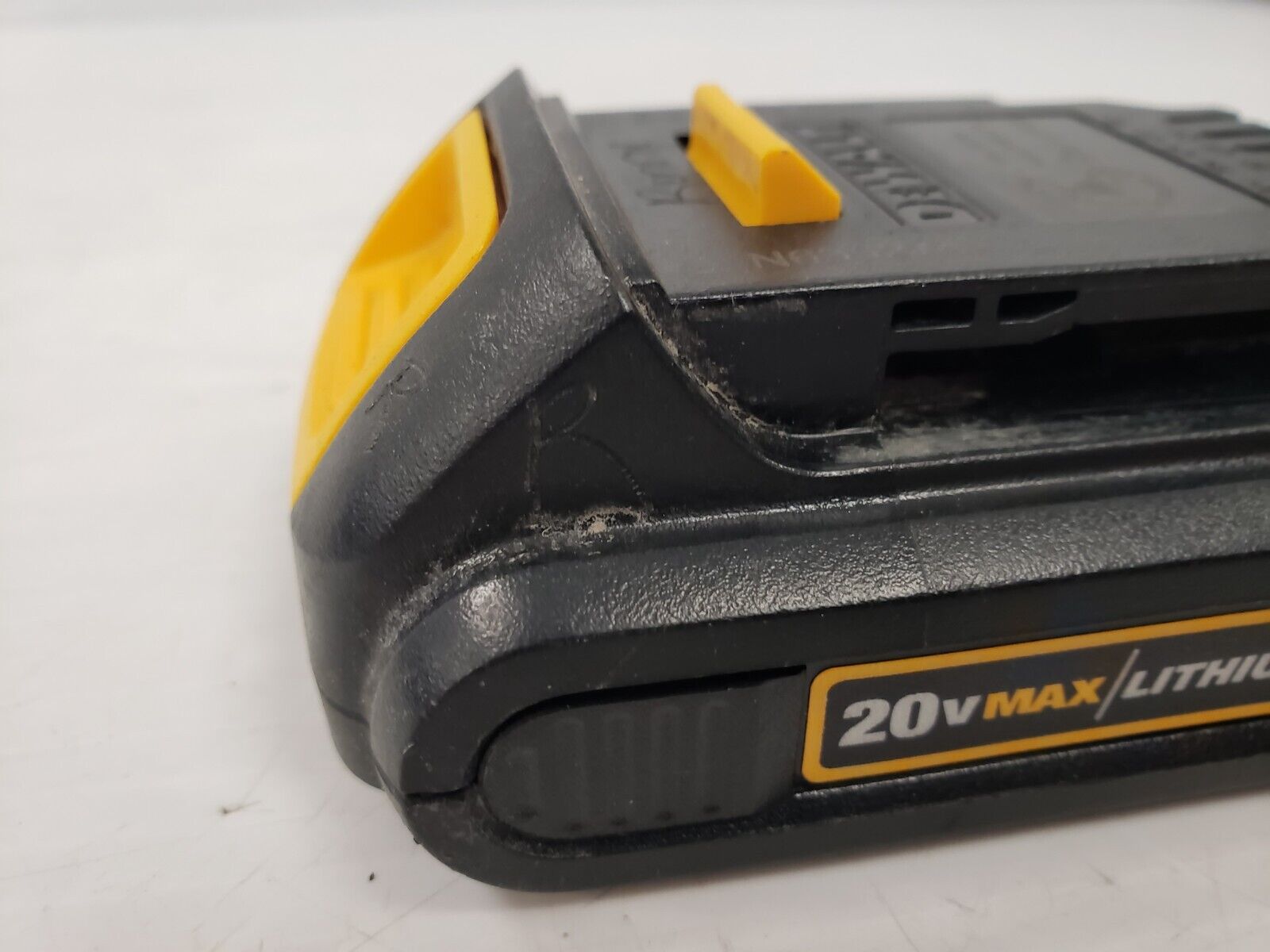 DEWALT DCB201 20V MAX Lithium-Ion Battery Pack - Compatible with DEWALT 20V Tools - Perfect for Drills, Saws & Power Tools - Ideal for Construction, DIY & Home Improvement Projects