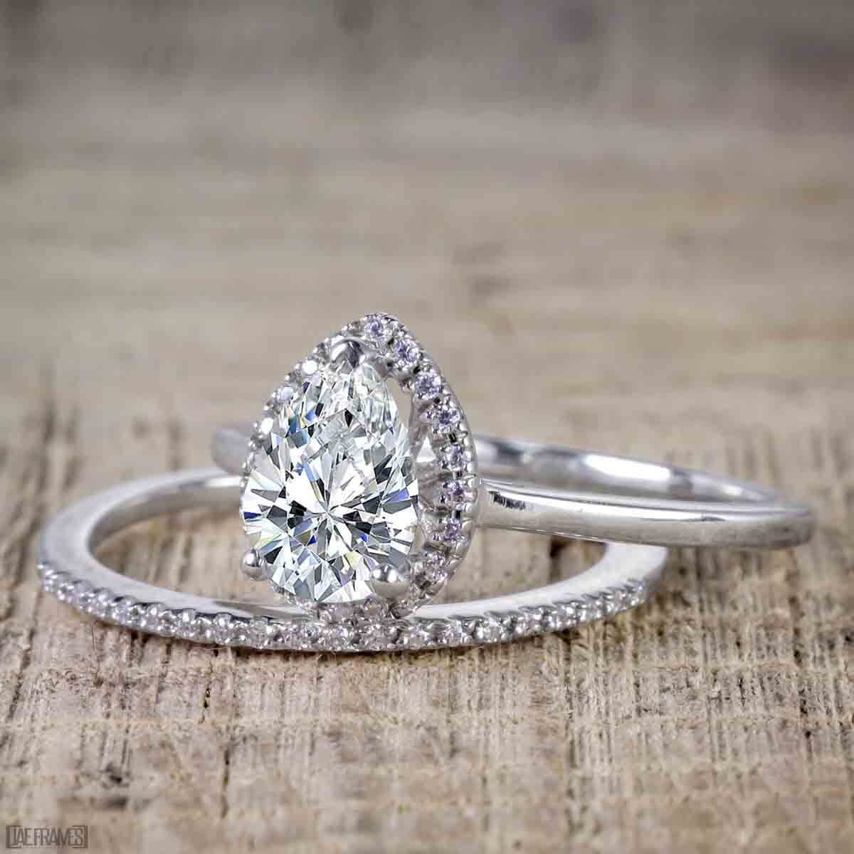 2 Carat Pear Cut Moissanite Diamond Halo Wedding Ring Set in 18k Gold Plating - Elegant Engagement & Bridal Jewelry for Women, Perfect for Proposals, Anniversaries and Special Occasions