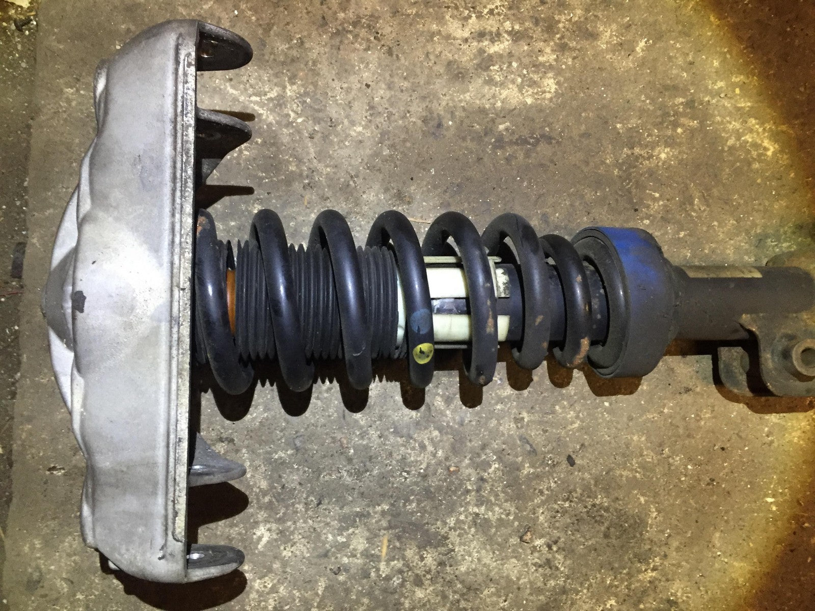04 05 06 Porsche Cayenne Front Right Shock Absorber Strut - OEM Replacement Part - Perfect for Off-Roading & Daily Commuting