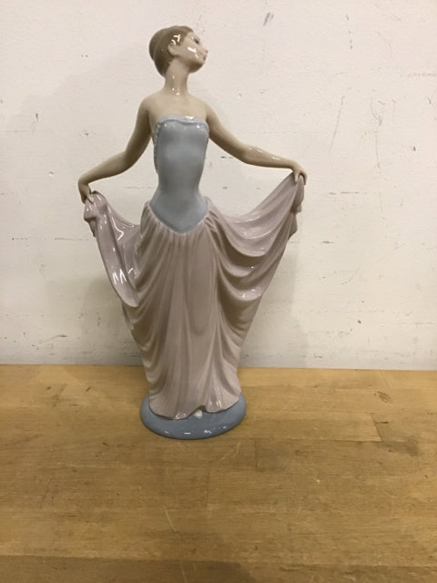 Lladro Porcelain Figurine - Elegant Lady in Flowing Dress Collectible Statue | Home Decor, Gift for Collectors, Wedding & Anniversary Present