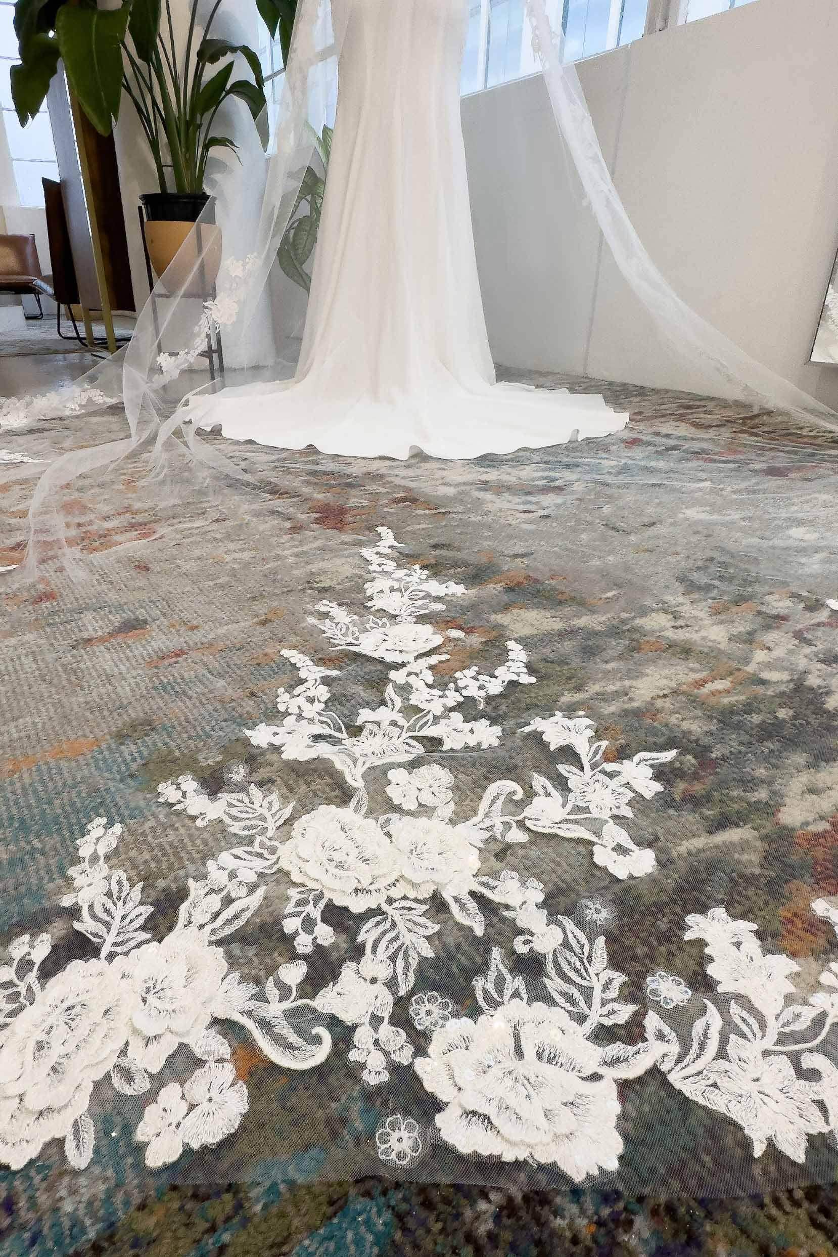 Elegant One-Tier Lace Edge Tulle Chapel Wedding Veil with Appliques CV0334 - Perfect for Bridal Ceremonies, Church Weddings & Formal Occasions