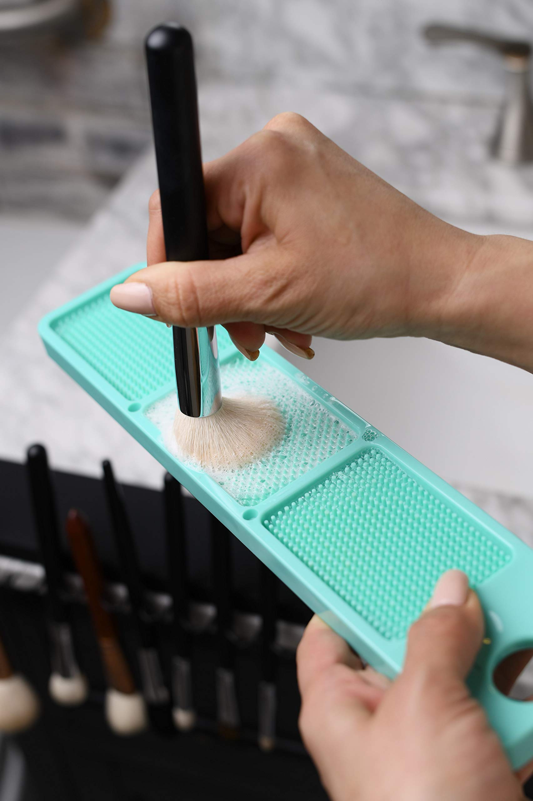 Professional Mat Makeup Brush Cleaner & Exfoliating Pad - Deep Cleaning for Foundation, Powder & Blush Brushes | Perfect for Home & Salon Use