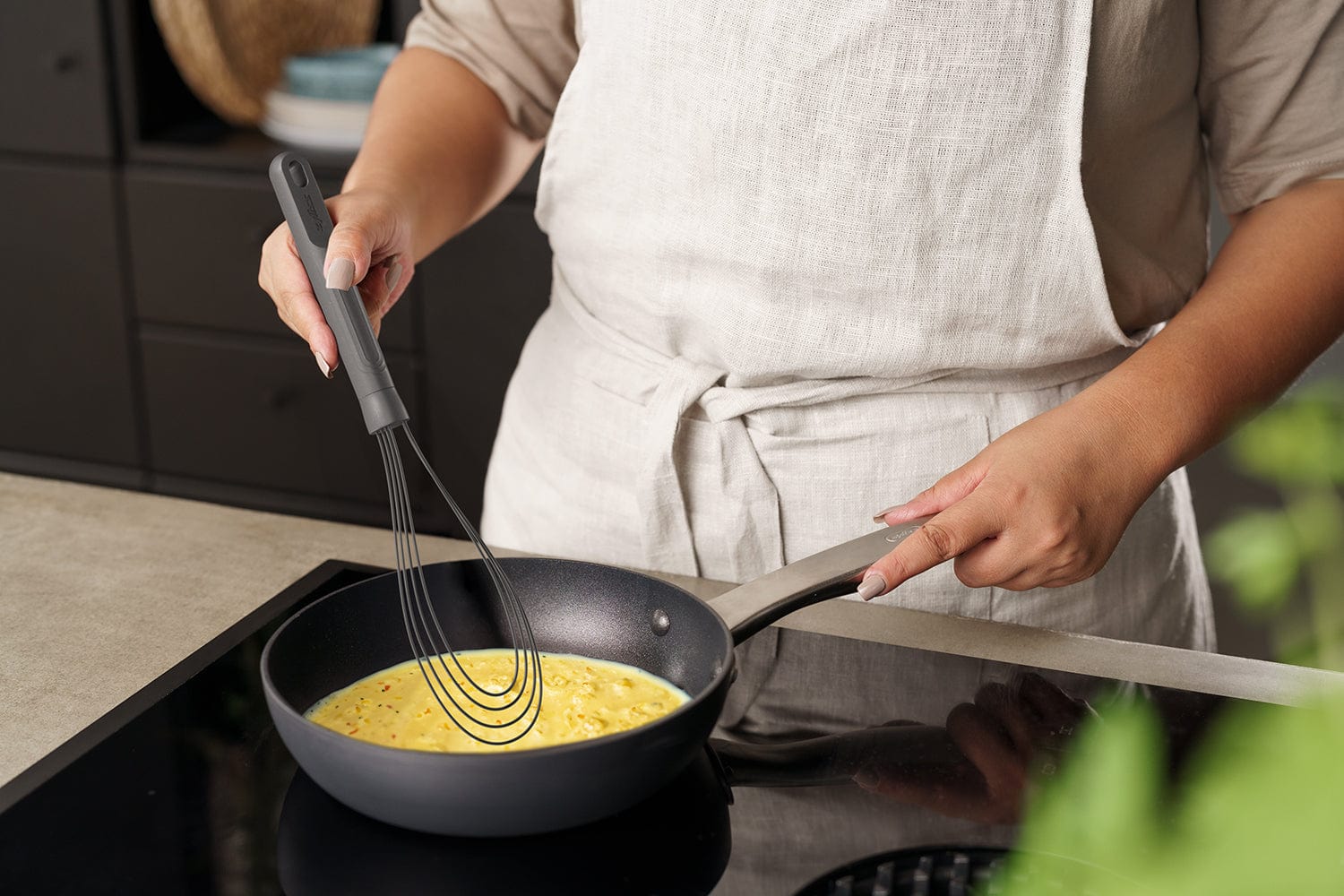 Zyliss Flat Silicone Whisk - Non-Slip Kitchen Utensil for Baking, Mixing & Cooking - Heat-Resistant & Dishwasher Safe - Perfect for Eggs, Sauces & Batters (Home & Professional Use)