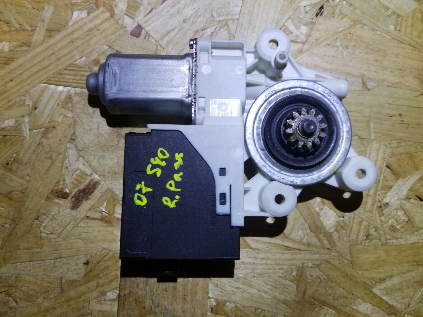 05-07 Volvo S40 Right Rear Passenger Window Regulator Motor - OEM Replacement Part for Smooth Window Operation - Perfect for Car Repairs & Maintenance