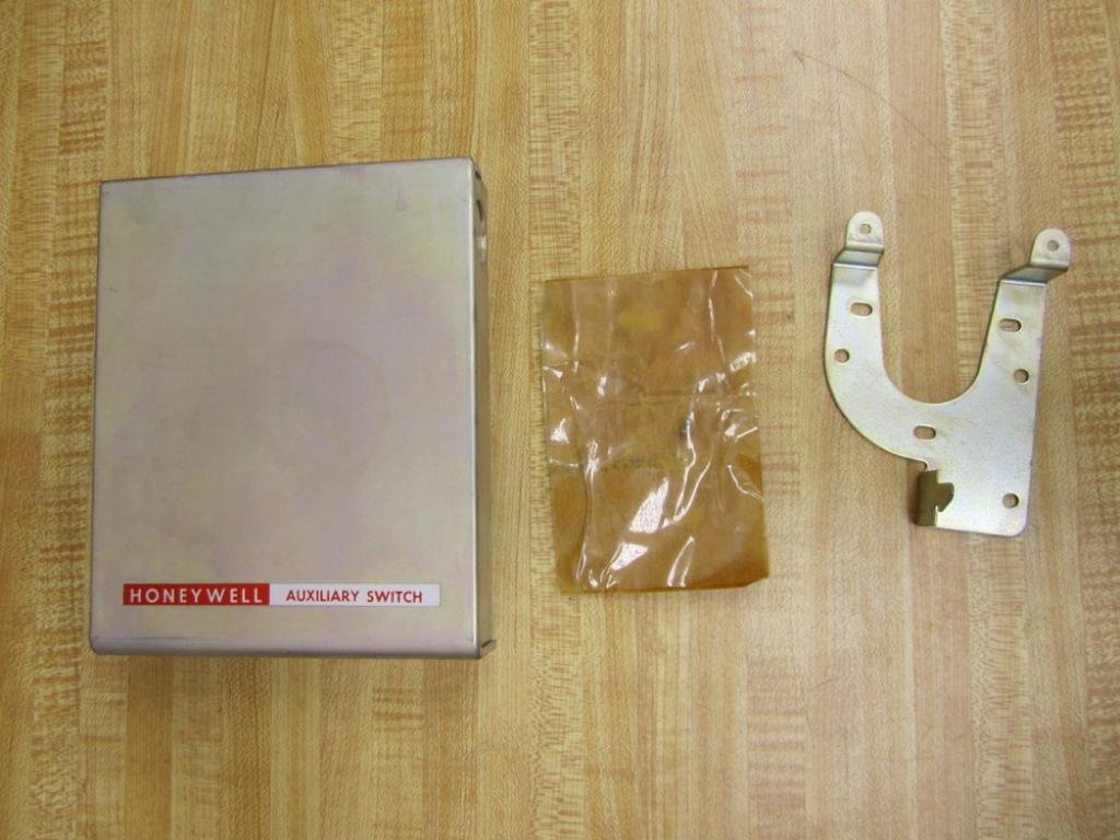 Honeywell Q607A1076 1 SPDT Auxiliary On/Off Switch - Replacement for Industrial Equipment & Control Panels