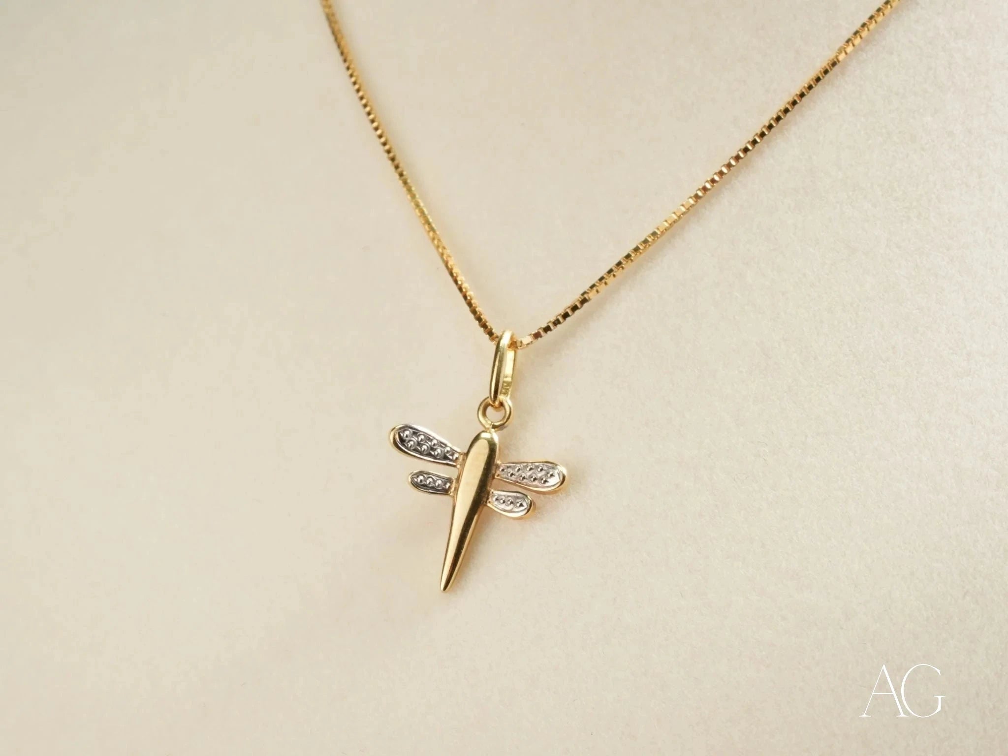 Golden Dragonfly Pendant Necklace - Elegant Jewelry Gift for Women - Perfect for Birthday, Anniversary & Everyday Wear