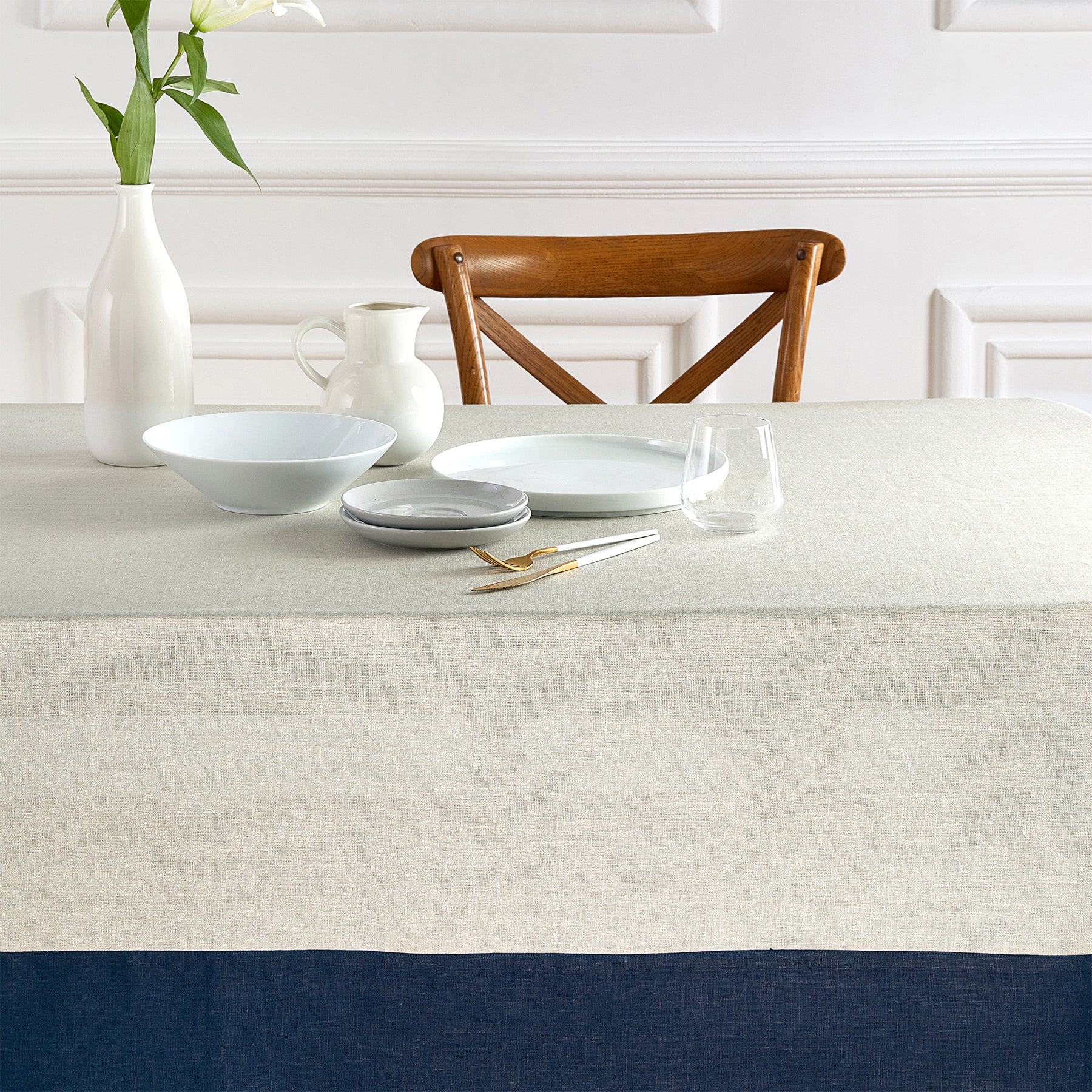 Stylish Contempo Tablecloth for Dining & Parties - Waterproof & Wrinkle-Free - Perfect for Home, Restaurants & Events