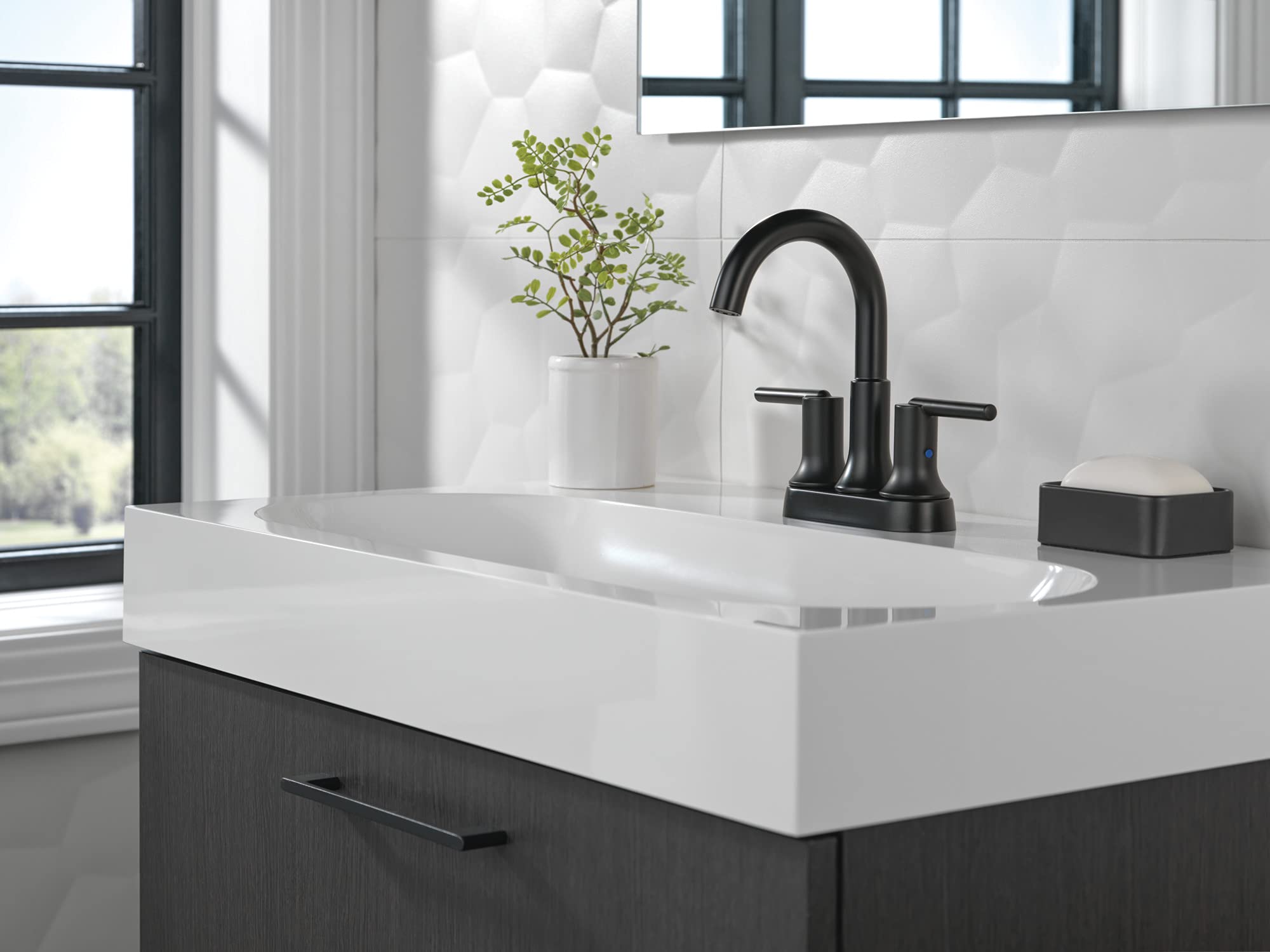 Delta Trinsic Matte Black Bathroom Sink Faucet with Diamond Seal Technology - Centerset Bathroom Faucet with Metal Drain Assembly - Perfect for Modern Bathroom Vanities & Powder Rooms (Model 2559-BLMPU-DST)