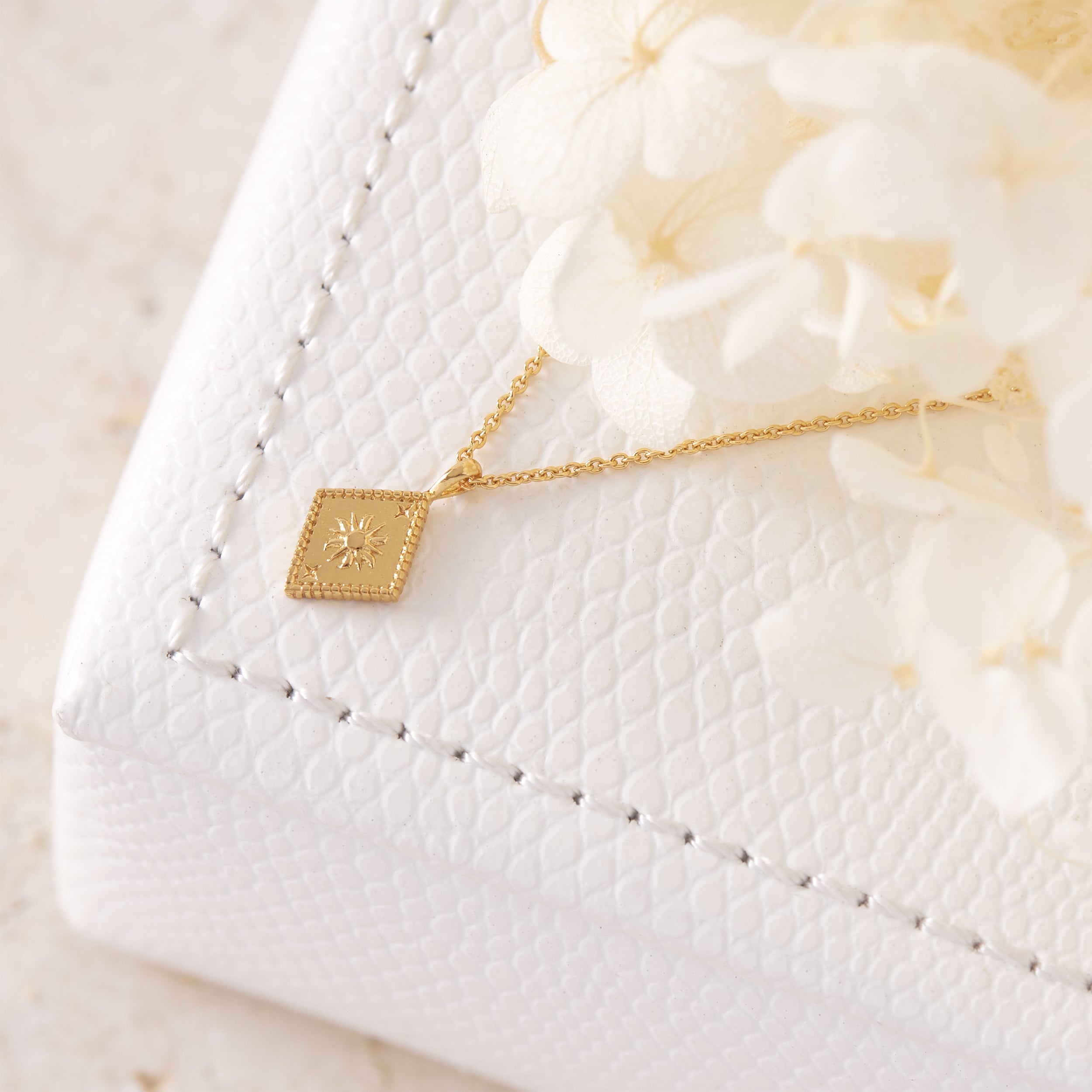 Solunar Necklace Gold - Elegant Celestial Jewelry for Women, Perfect for Everyday Wear & Special Occasions