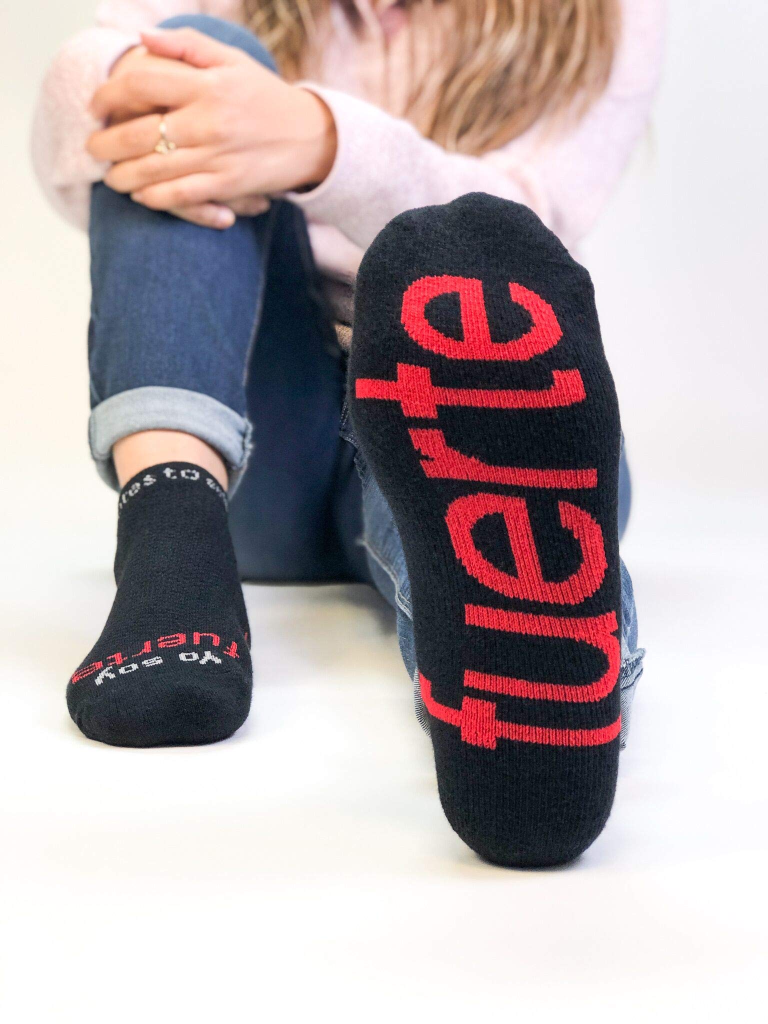 Inspirational 'I Am Strong' Motivational Socks for Women & Men - Positive Affirmation Gift for Self-Care & Daily Encouragement - Perfect for Yoga, Workouts & Everyday Wear