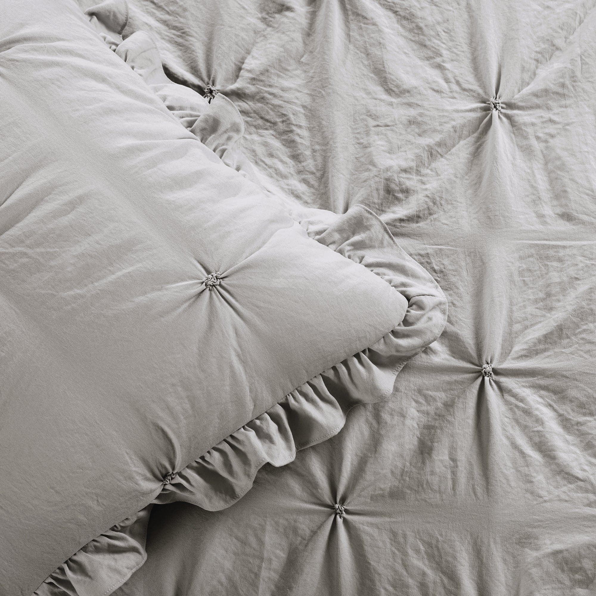 Ravello Pintuck Ruffle Skirt Bedspread Set - Elegant Queen Size Bedding with Ruffled Design for Master Bedroom Decor | Perfect for Guest Rooms, Hotels & Luxury Home Styling