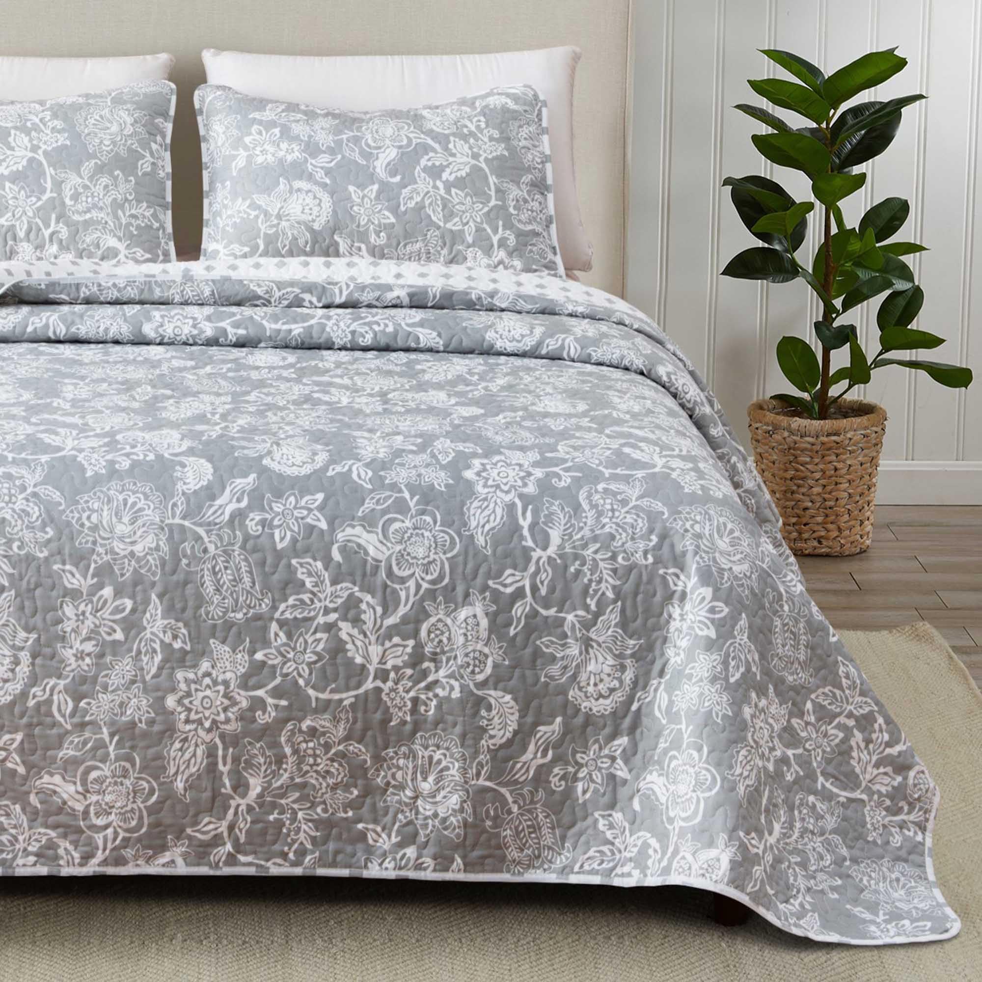 Great Bay Home Floral King Size Quilt Set with Shams - Lightweight Reversible Farmhouse Bedding in Grey Floral Design | All-Season Comfort for Master Bedroom, Guest Room & Cozy Home Decor