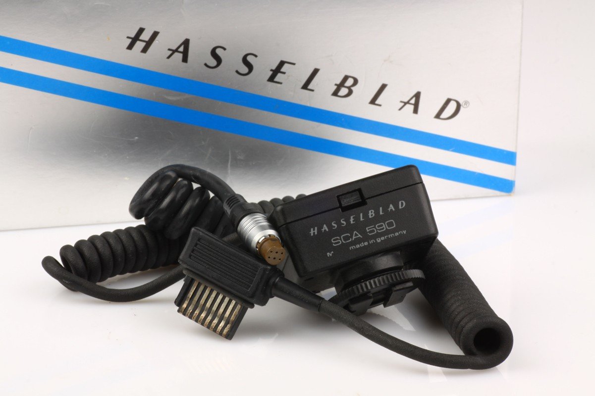 Hasselblad SCA 590 Manual Focus Flash Adapter for 500 Series & V System Cameras (51683) - Perfect for Studio Photography and Professional Flash Setup