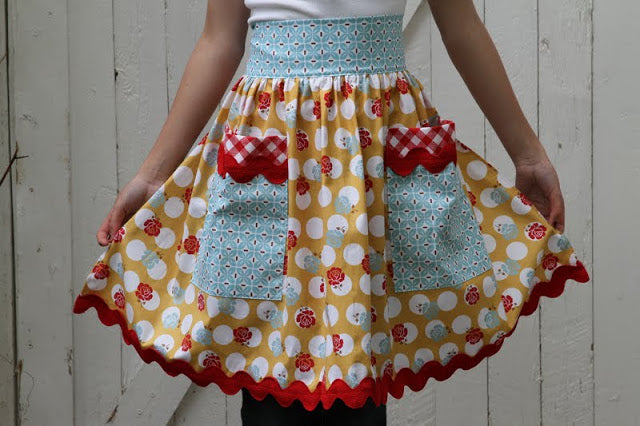 Lori Holt One Yard Apron Pattern Booklet - Easy DIY Sewing Guide for Kitchen, Crafting & Gardening Aprons | Perfect for Homemakers & DIY Enthusiasts