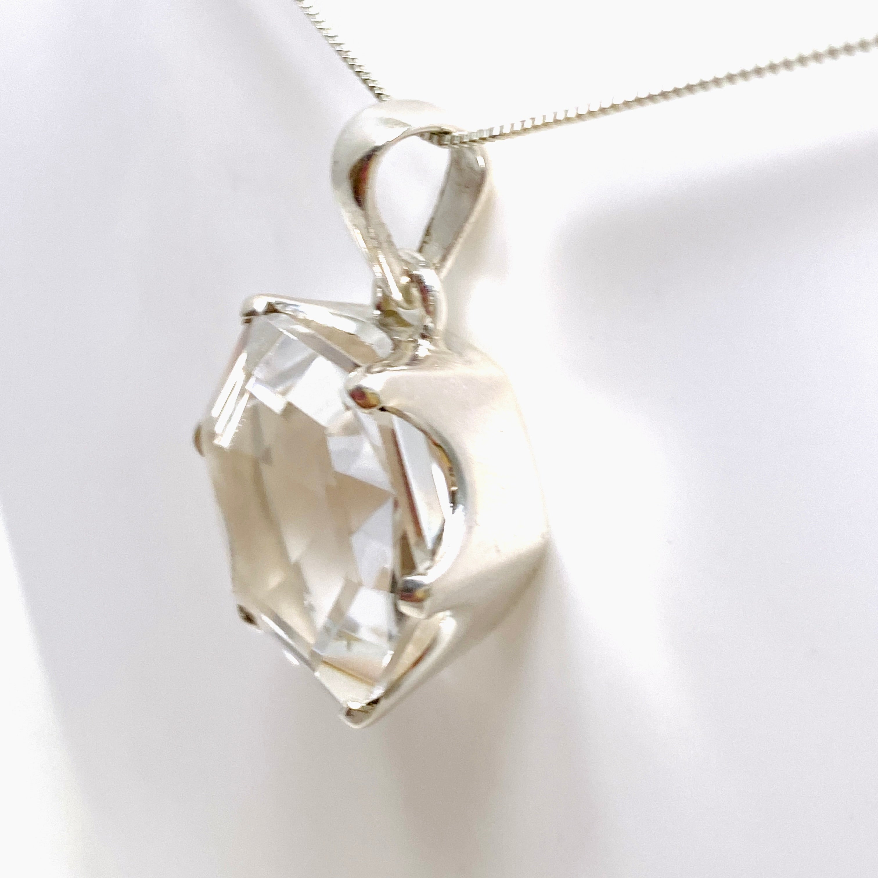 Natural Clear Quartz Hexagon Faceted Pendant Necklace - Elegant Healing Crystal Jewelry for Women - Perfect for Meditation, Yoga & Spiritual Gifts
