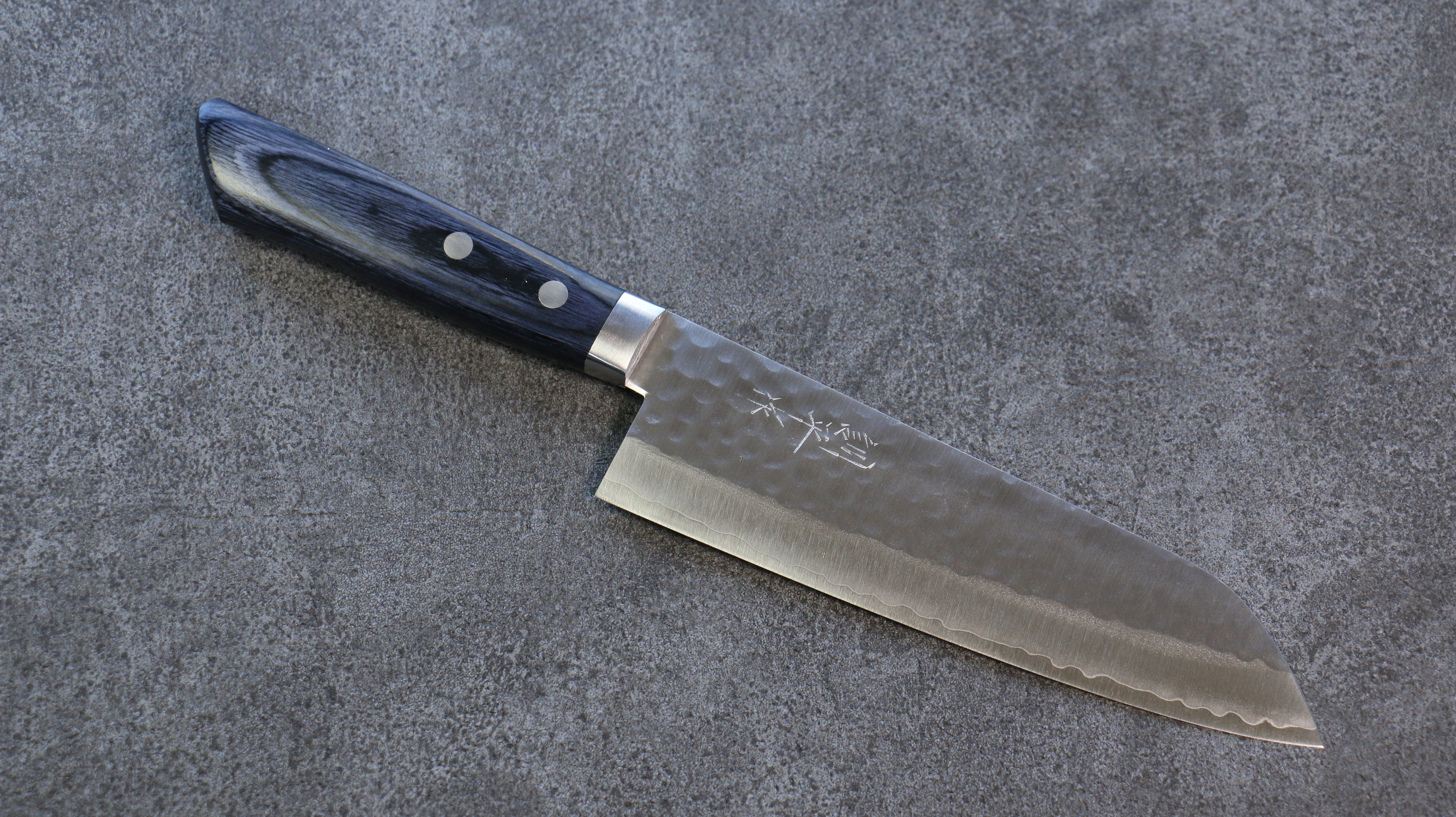 Kunihira VG1 Hammered Santoku Knife 170mm - Japanese Chef Knife with Navy Blue Pakkawood Handle - Perfect for Slicing, Dicing & Chopping Vegetables, Meat & Fish