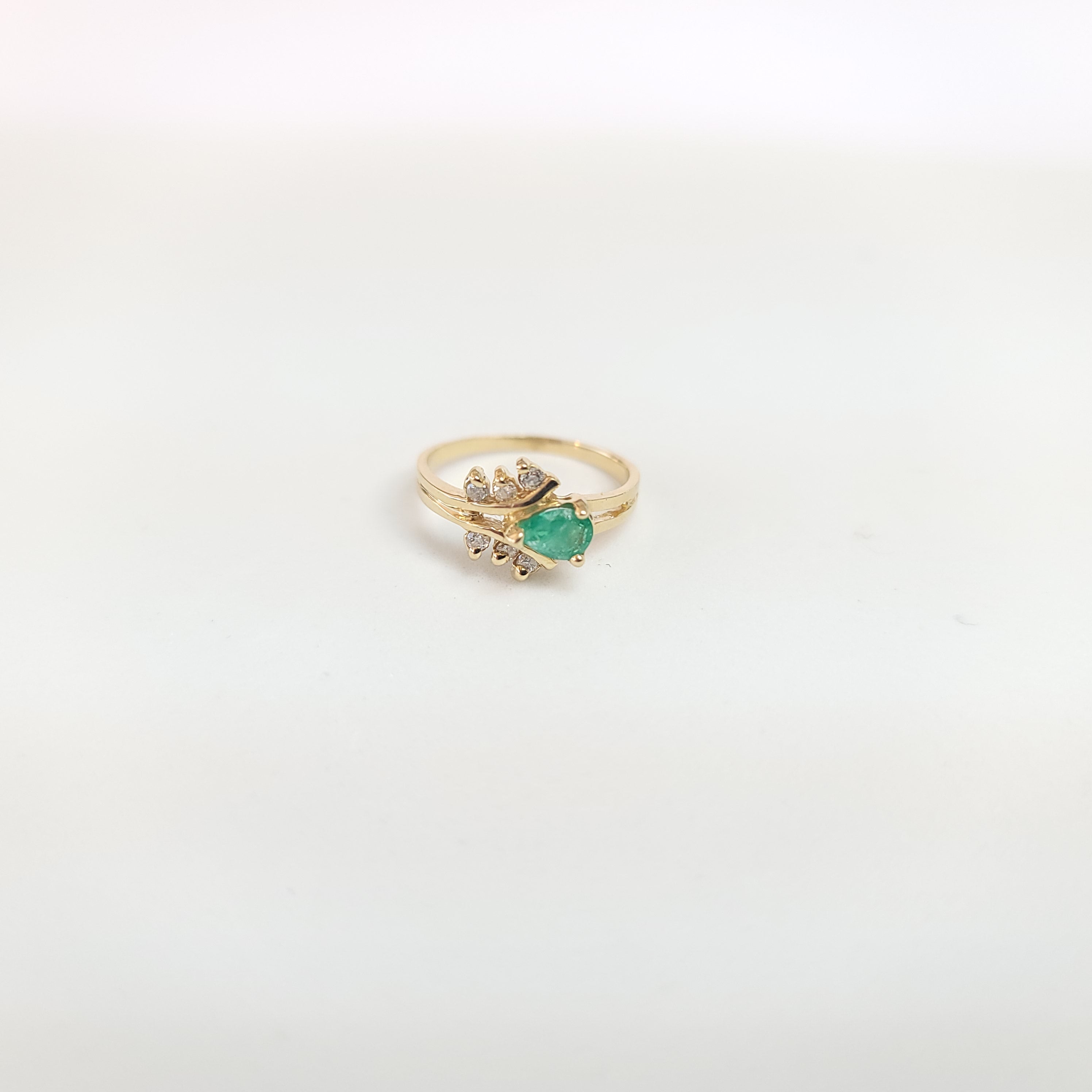 1.00cttw Pear Shaped Emerald & Diamond Wedding Band in 14k Yellow Gold – Elegant Engagement Ring for Women, Perfect for Bridal Jewelry & Anniversary Gifts